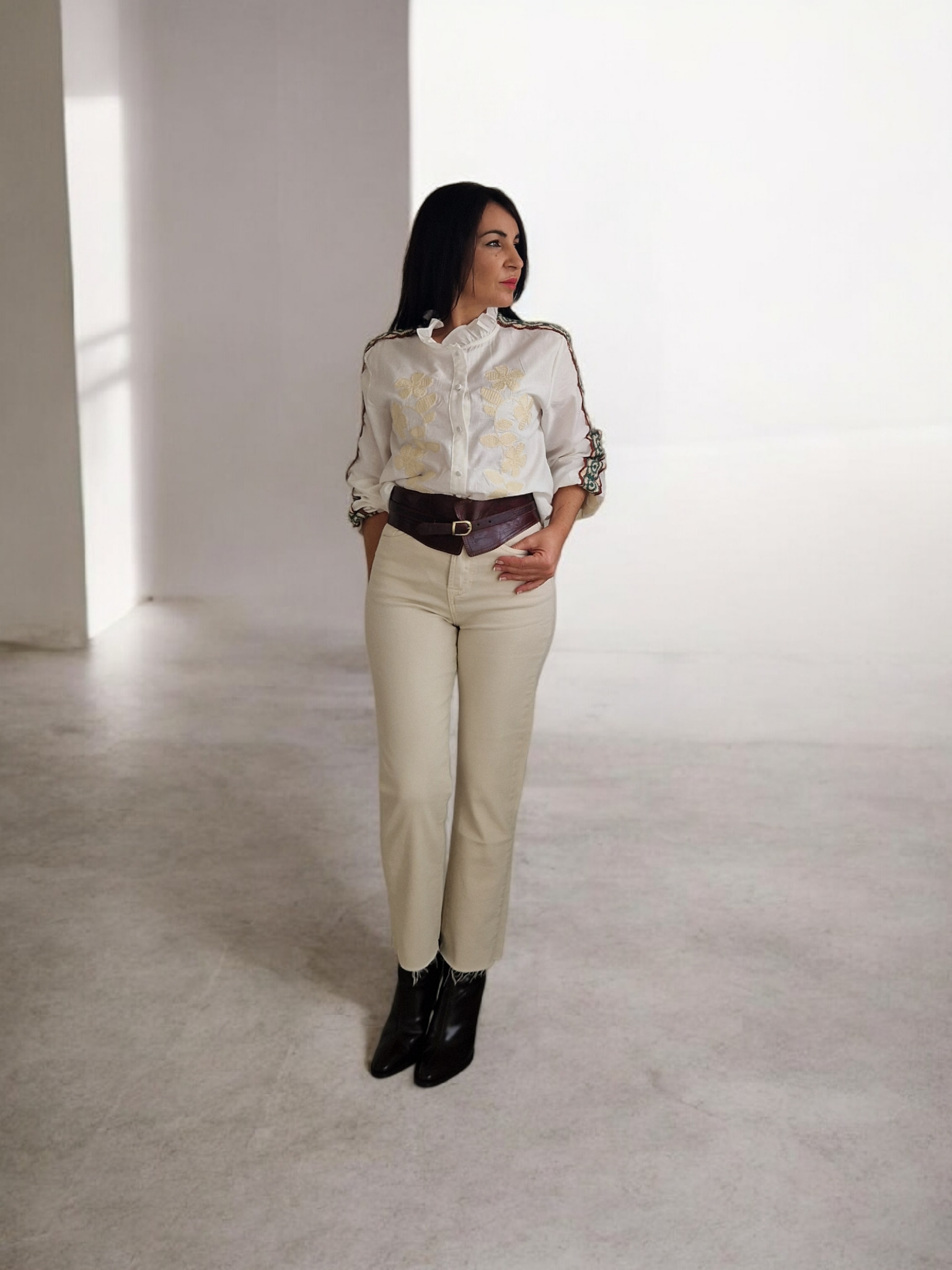 Camisa blanca bordado beige 