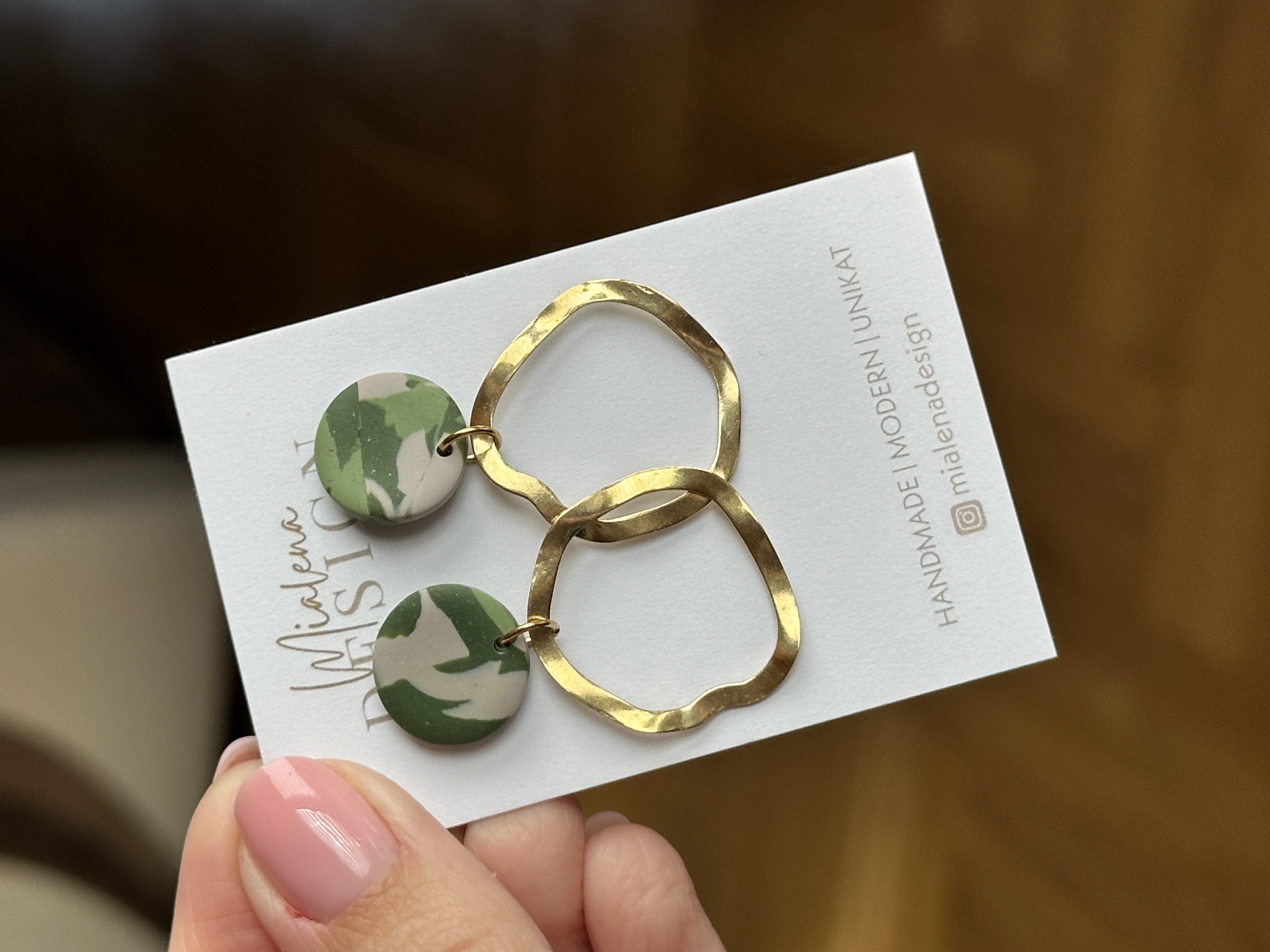 Handgemachte Ohrringe mit Camouflage und Gold