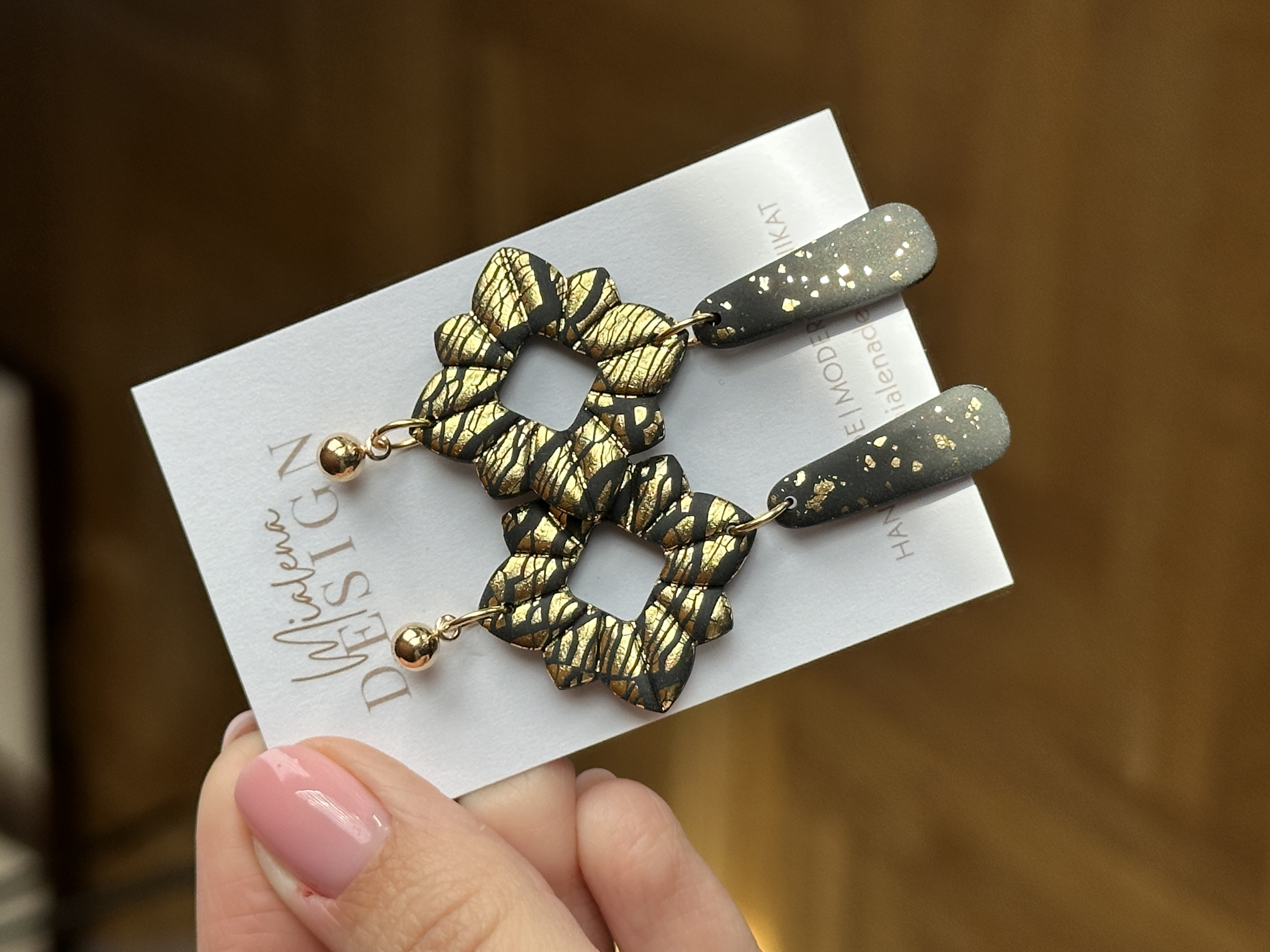 Handgemachte schwarze Ohrhänger