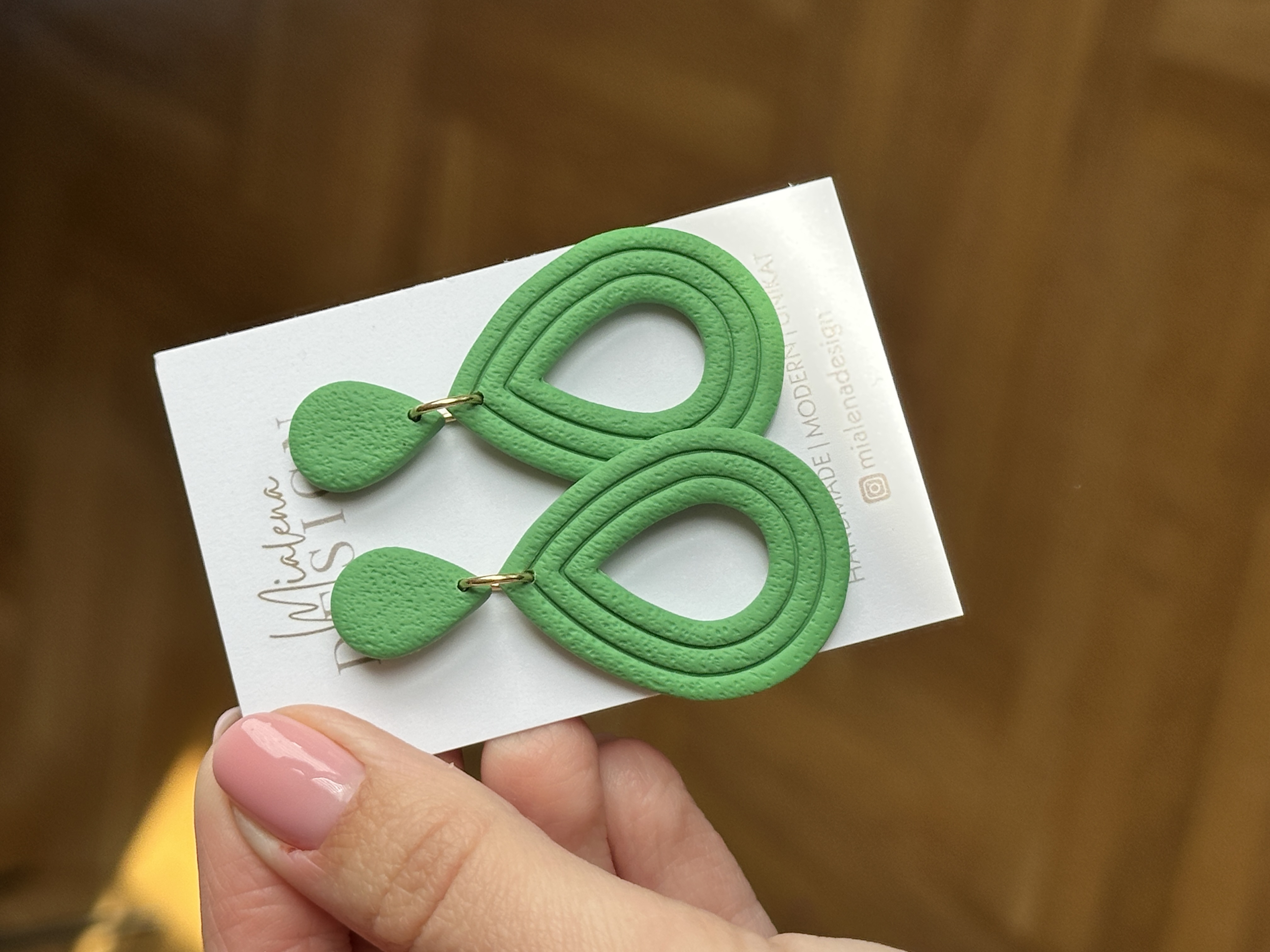 Grüne Statement-Ohrringe