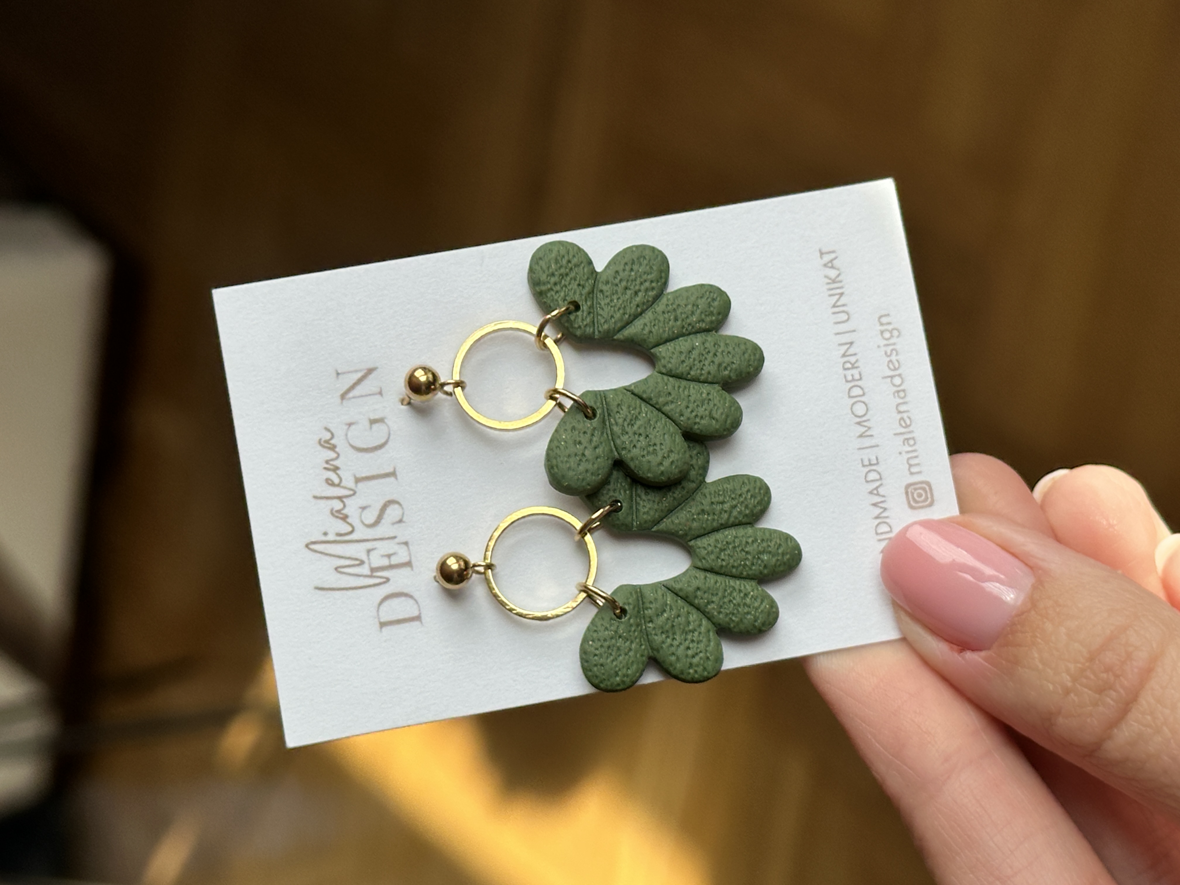 Olivegrüne Statement-Ohrringe