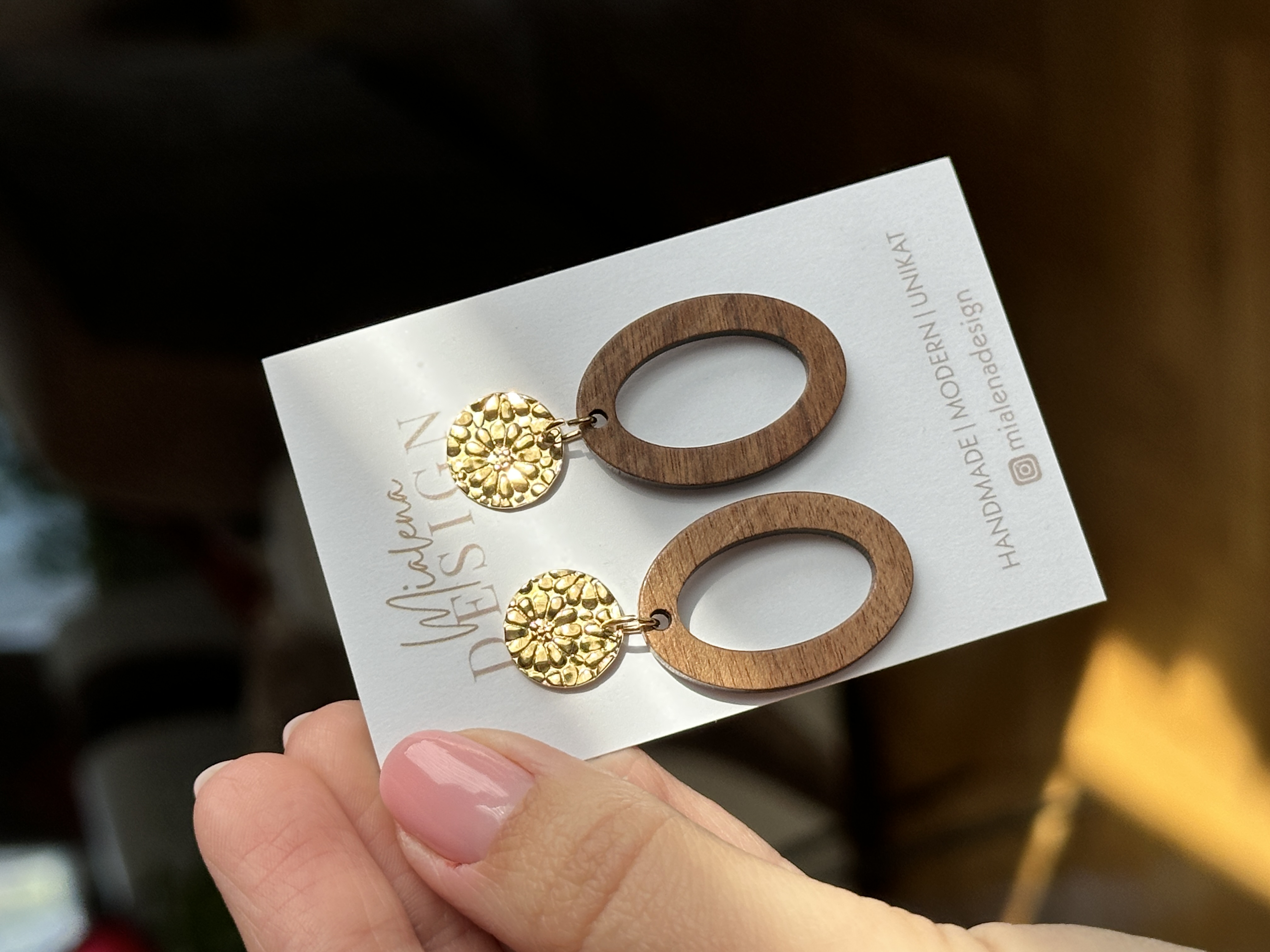 Holz-Ohrringe mit Goldakzent