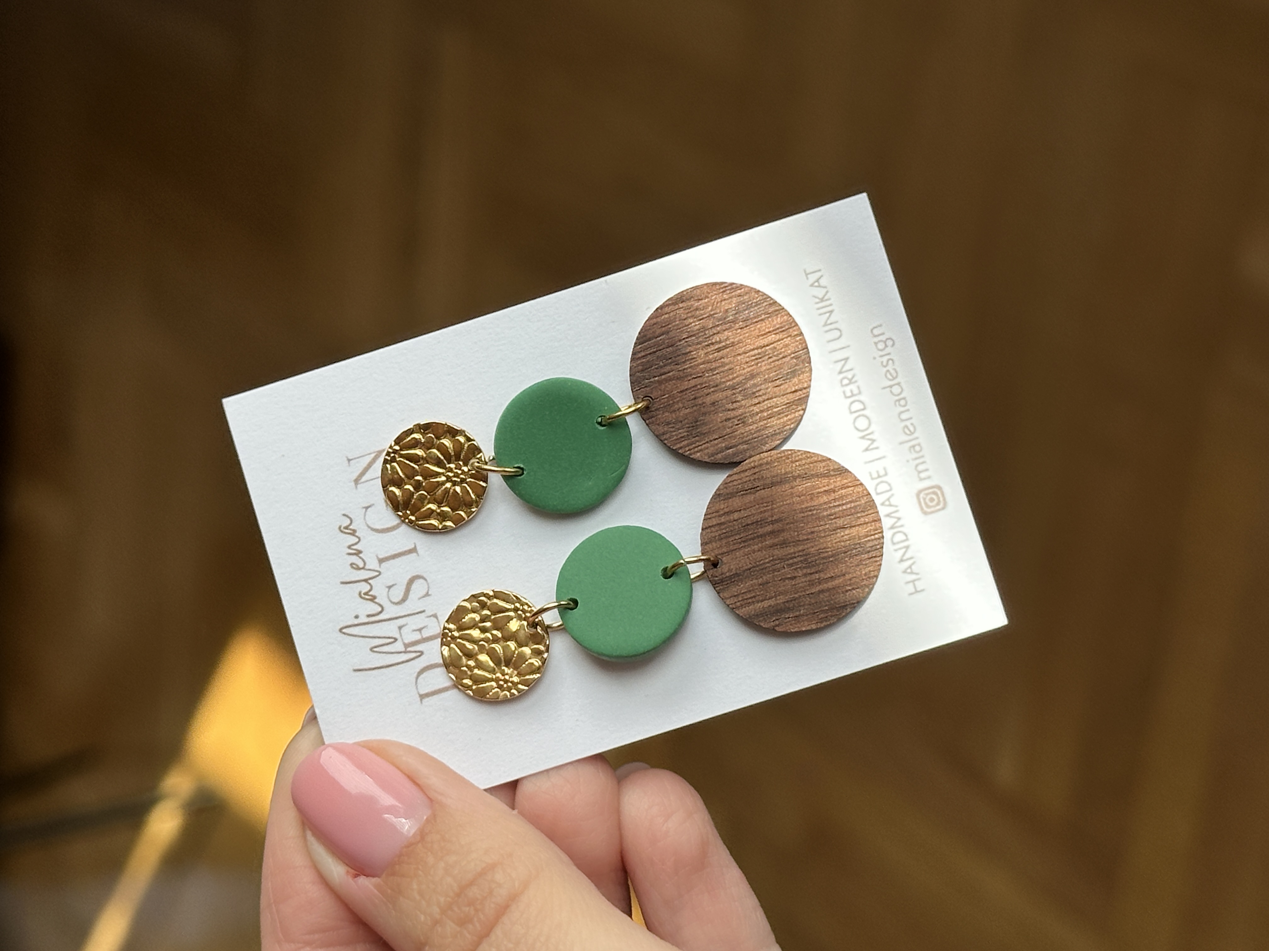Ohrringe aus Holz, Metall und Grün