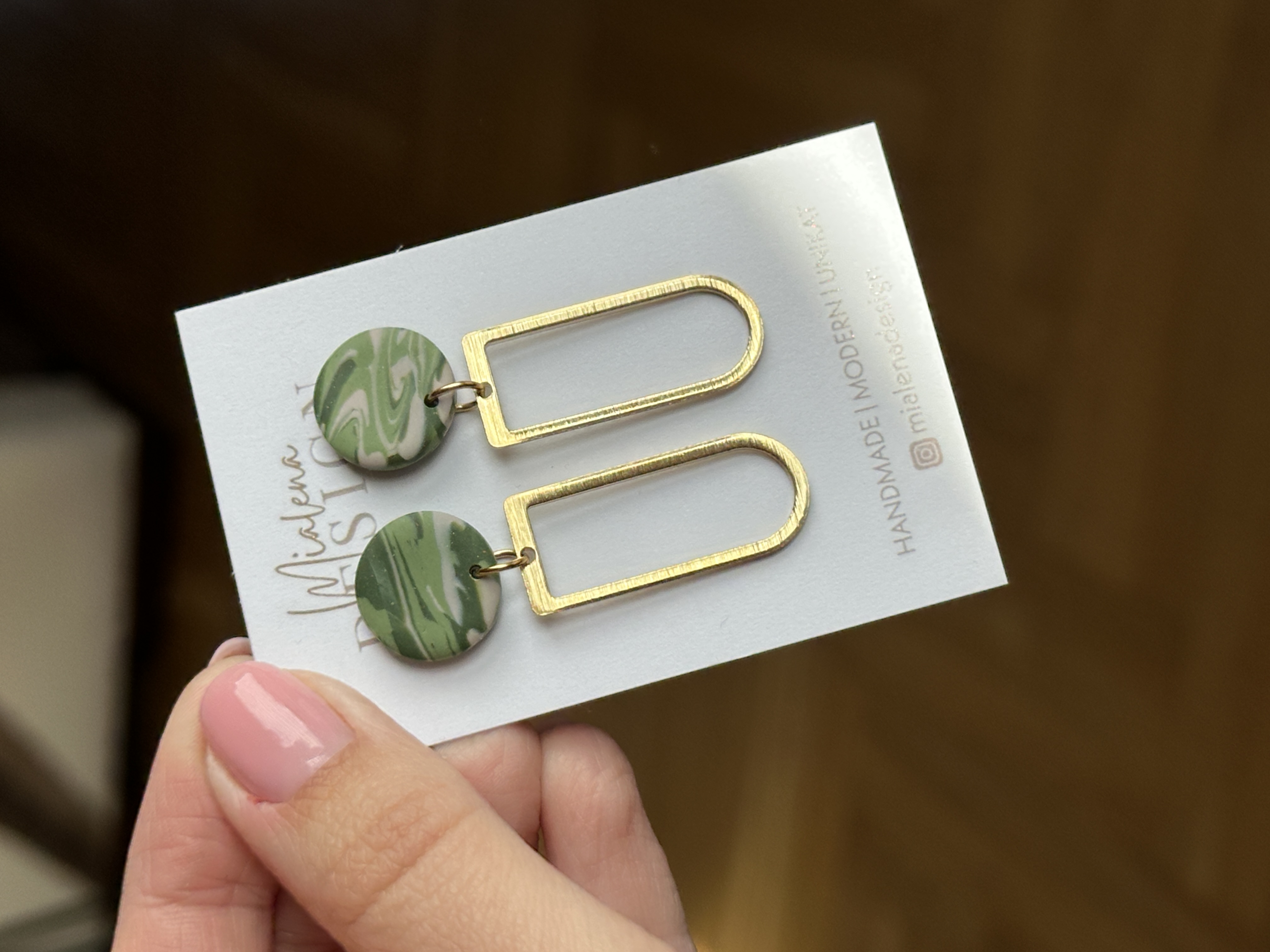 Grün-Goldene Statement-Ohrringe