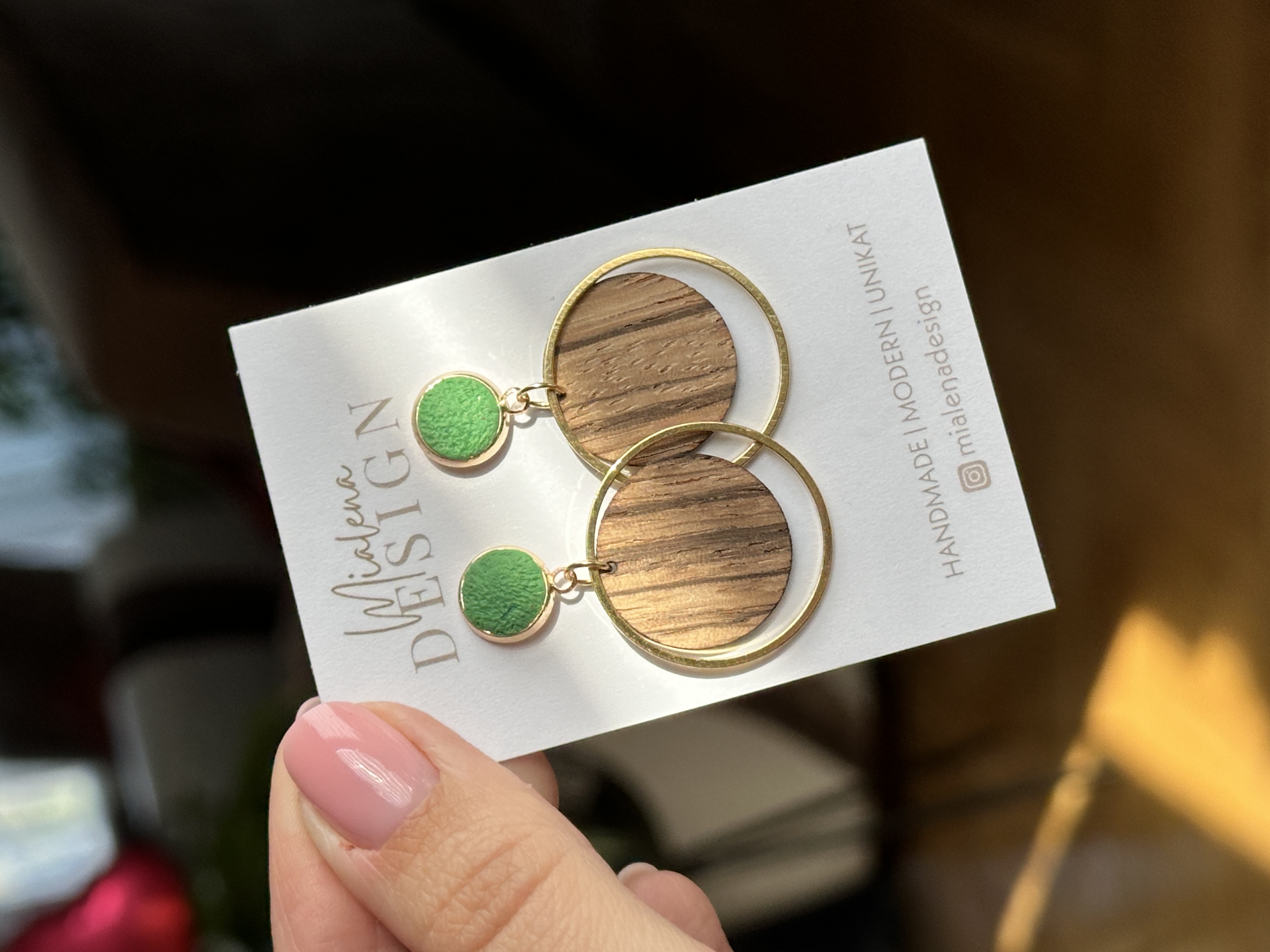 Handgemachte Holz-Ohrringe mit grüner Applikation