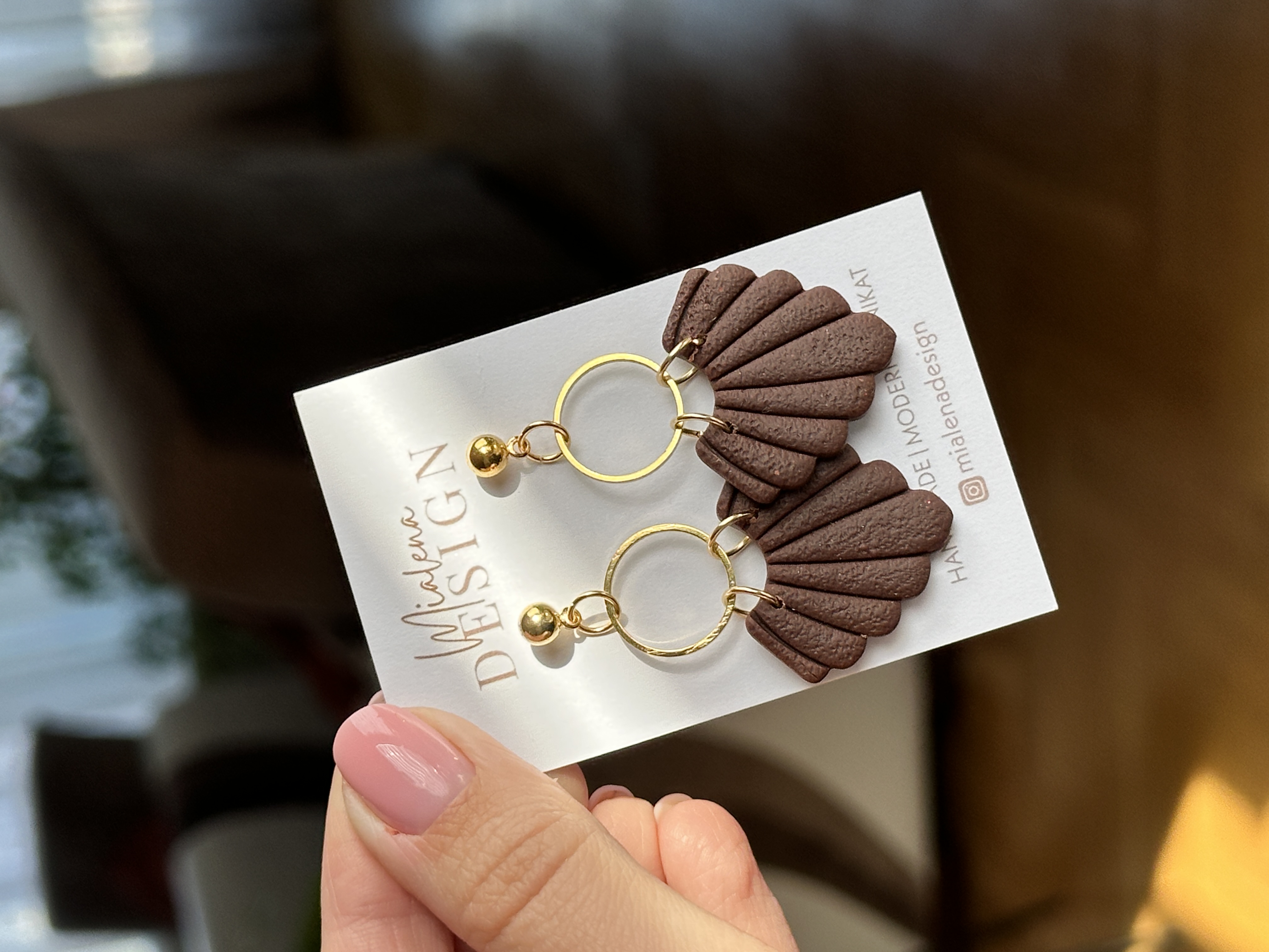 Handgemachte Ohrringe mit braunen Anhängern