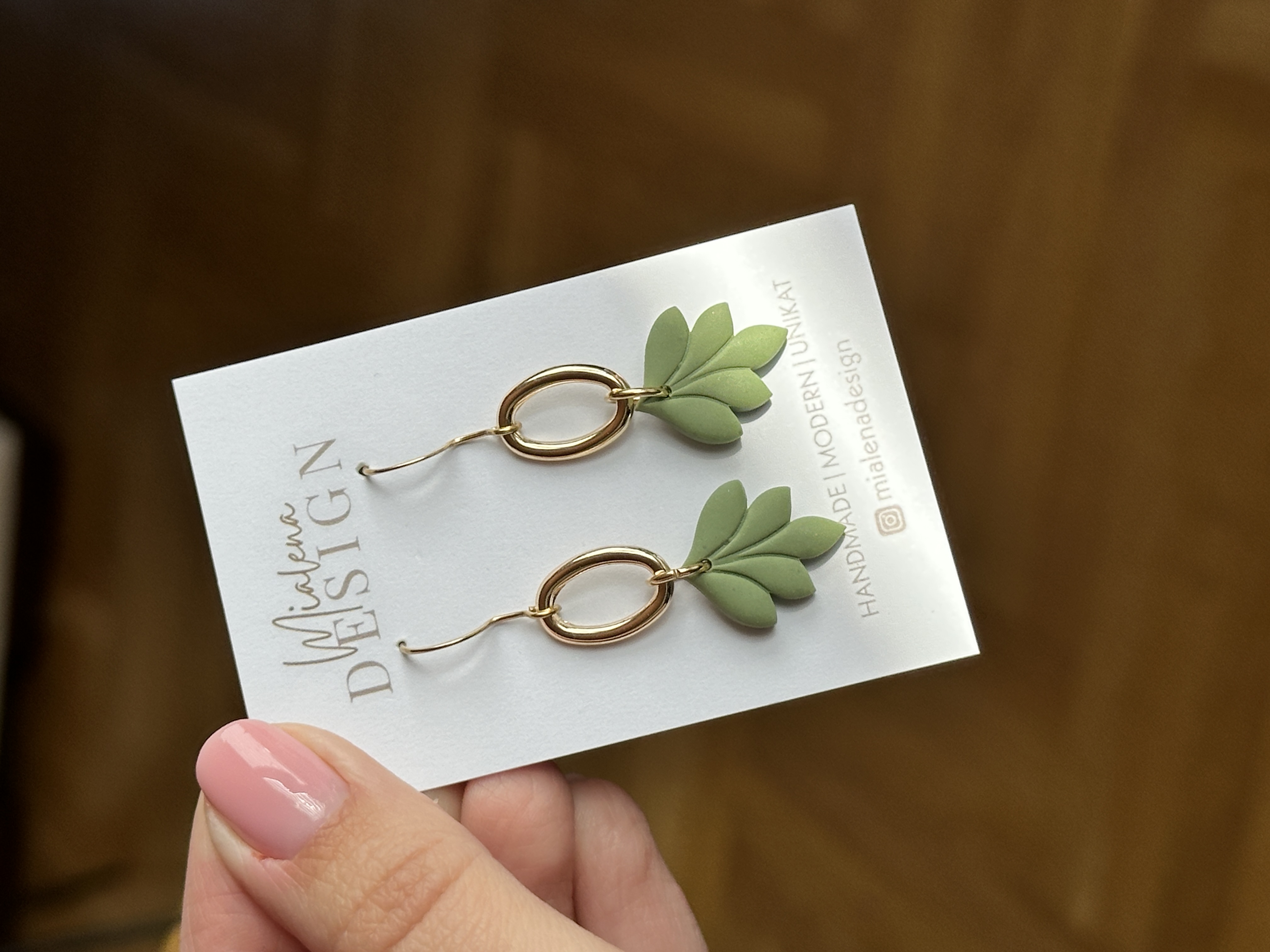 Blatt-Ohrringe mit Goldring