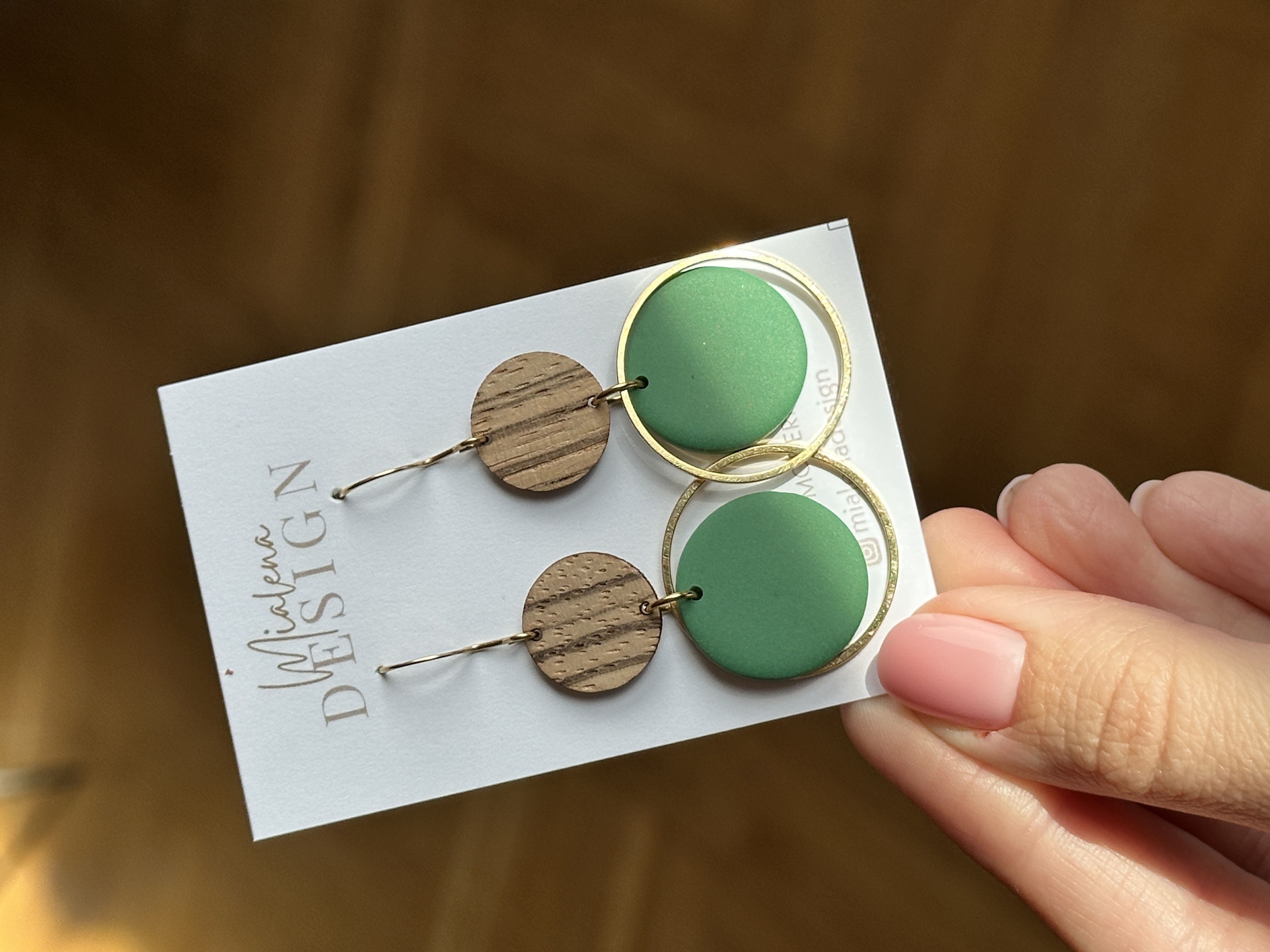 Holz-Ohrringe mit grünem Akzent
