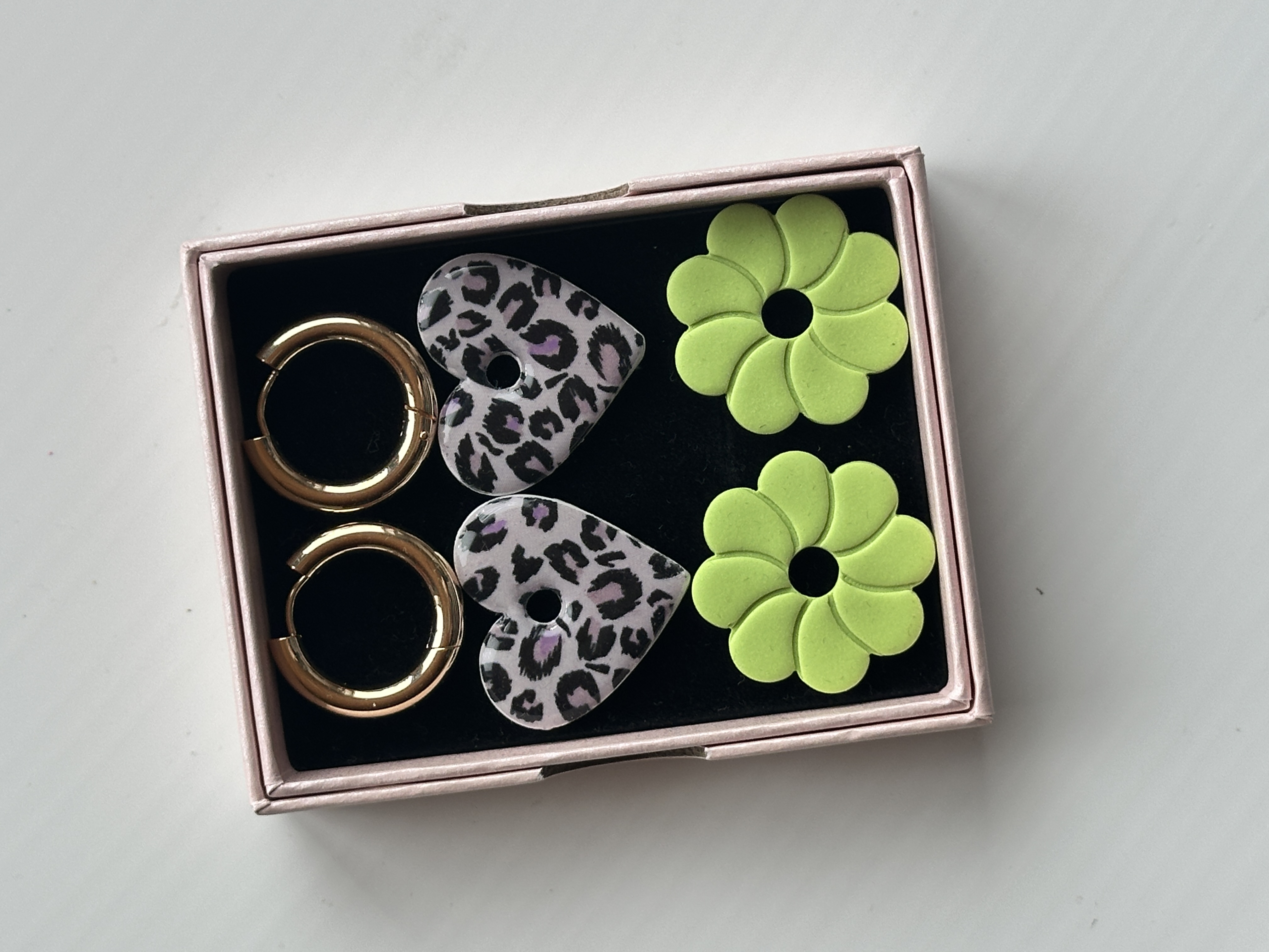 Set aus Statement-Ohrringen