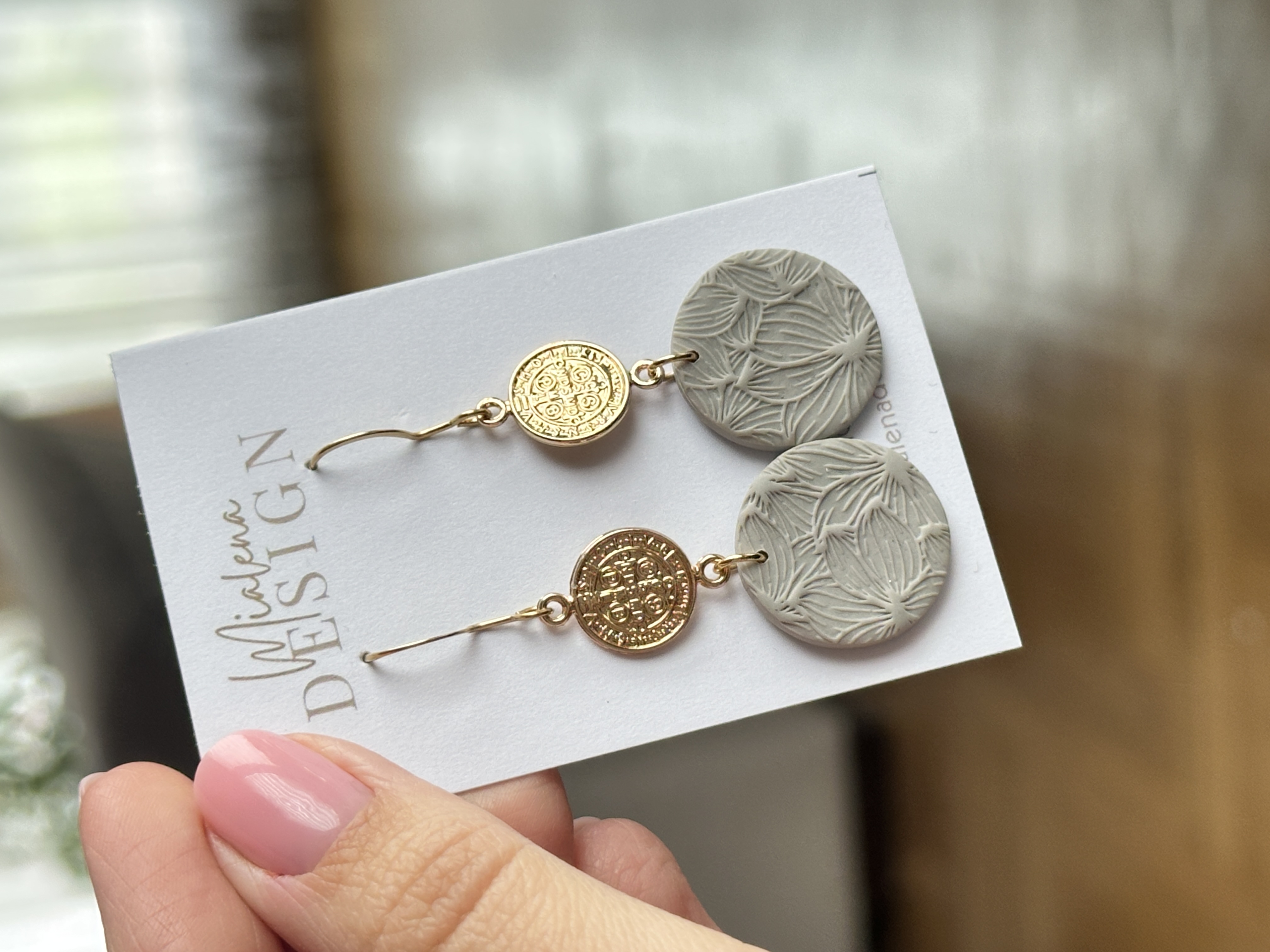 Handgemachte Ohrringe mit Muster