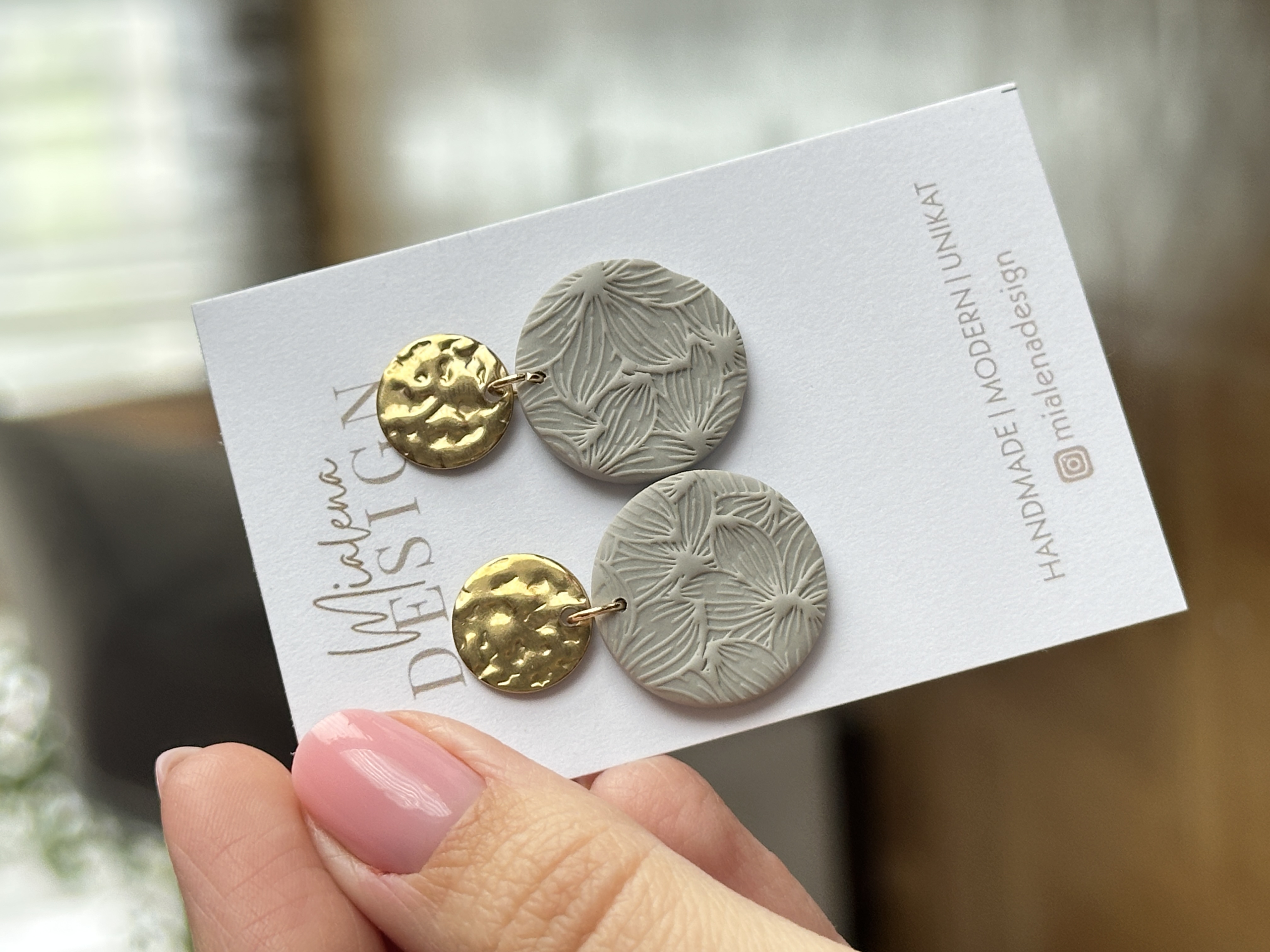 Handgemachte Ohrringe mit Struktur