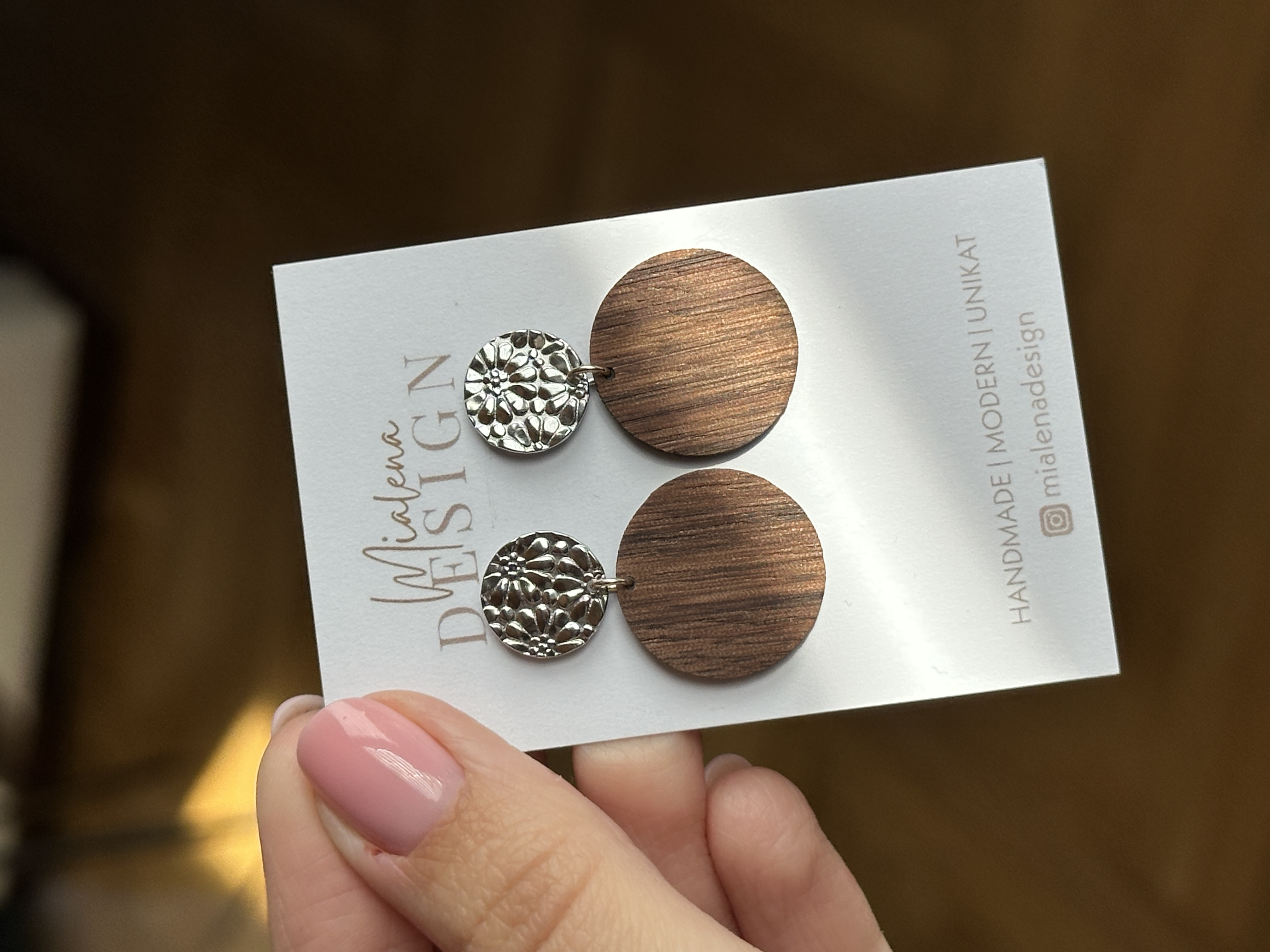 Holz-Ohrstecker mit Silber-Akzent