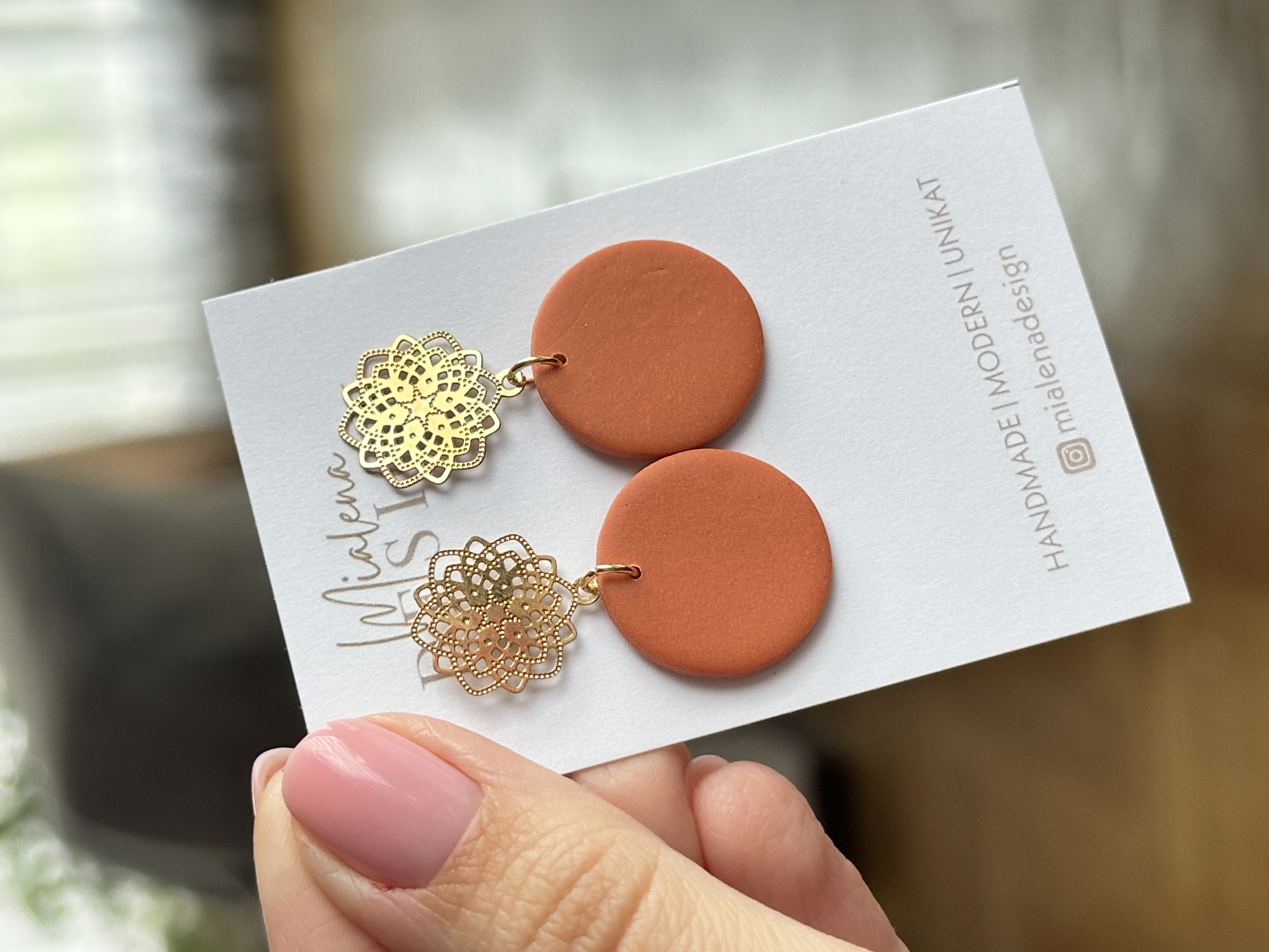 Handgefertigte Ohrstecker mit Blütenmotiv