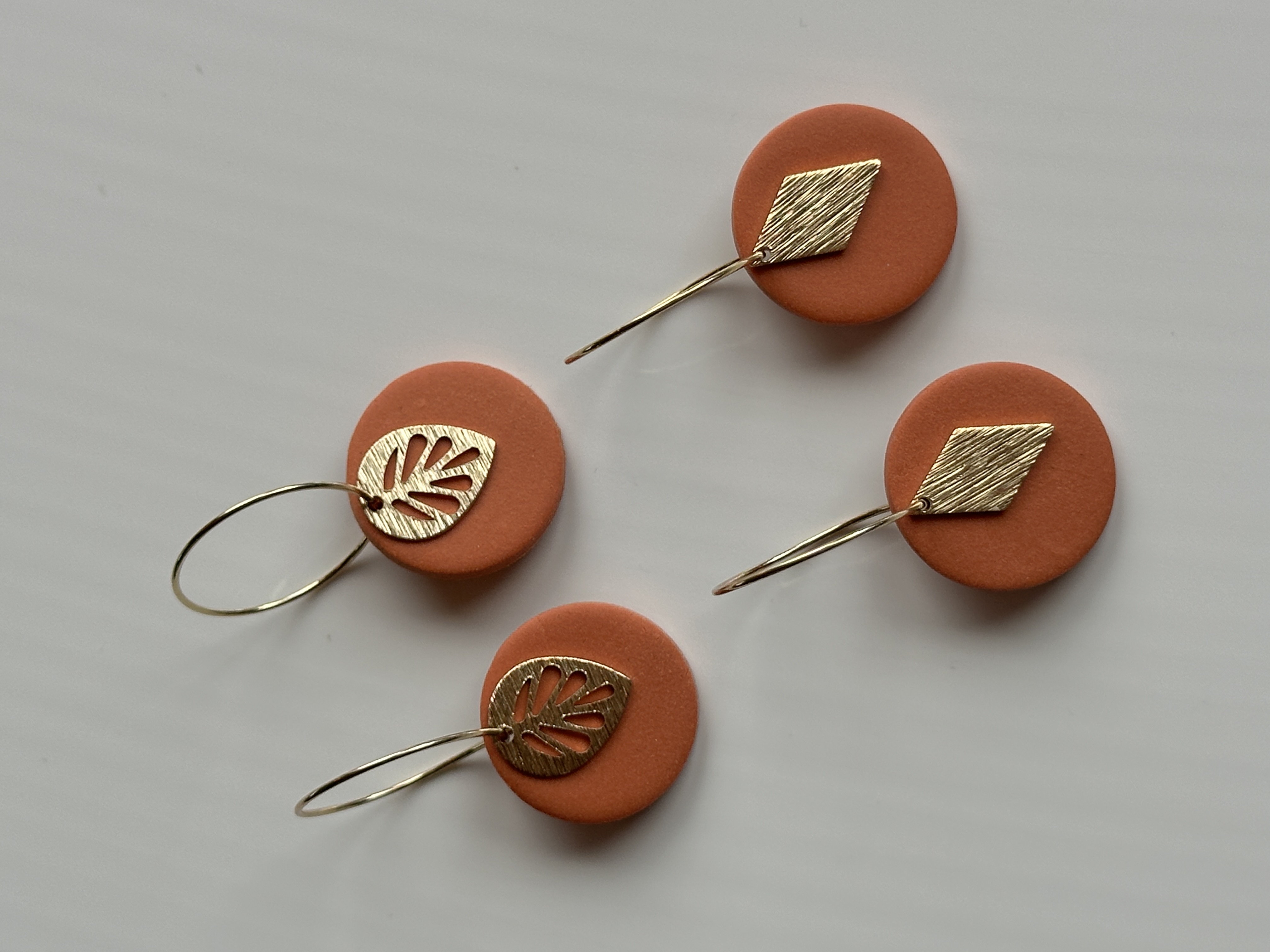 Ohrringe mit Blattmotiv