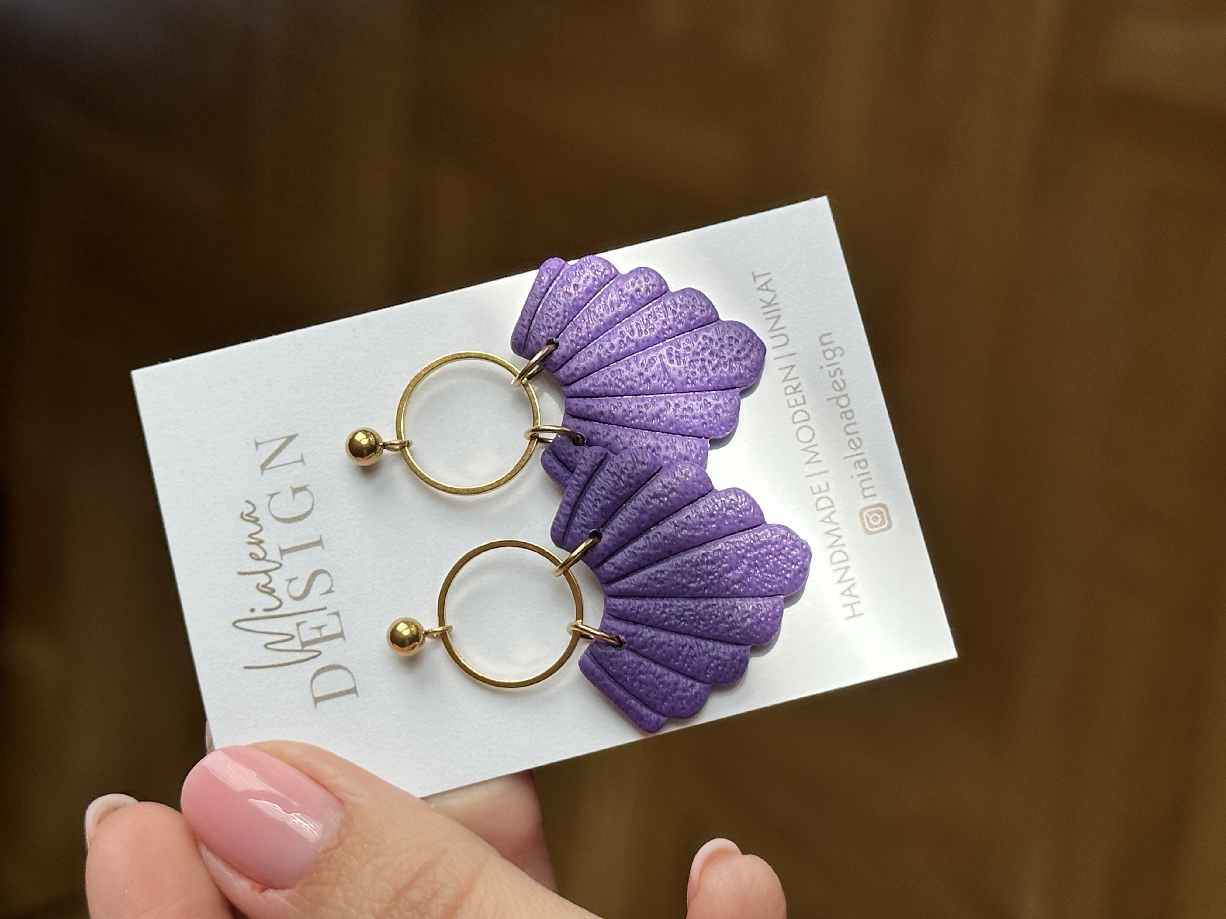 Lila Statement-Ohrringe