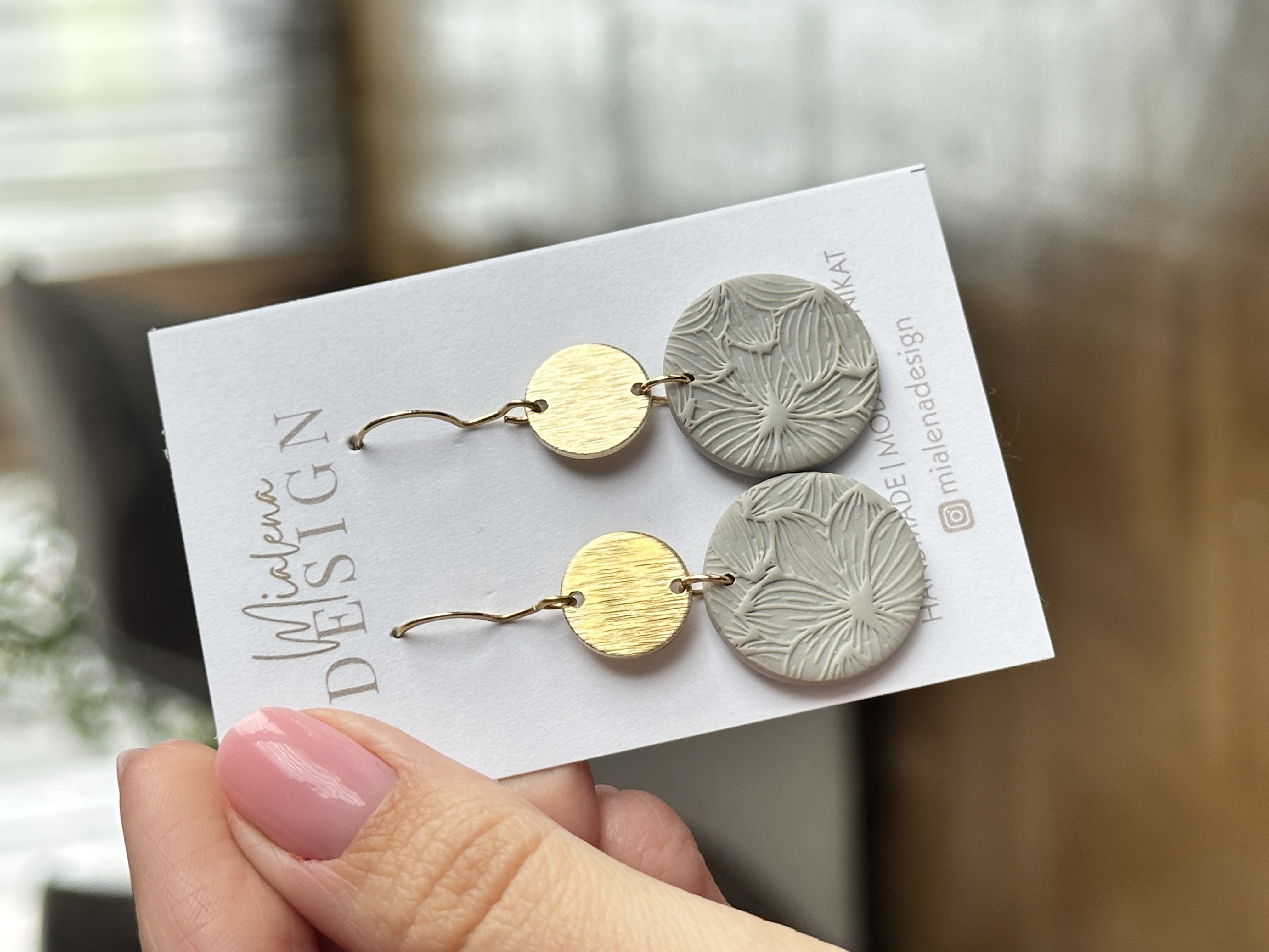 Handgemachte Ohrhänger mit Blumenmuster