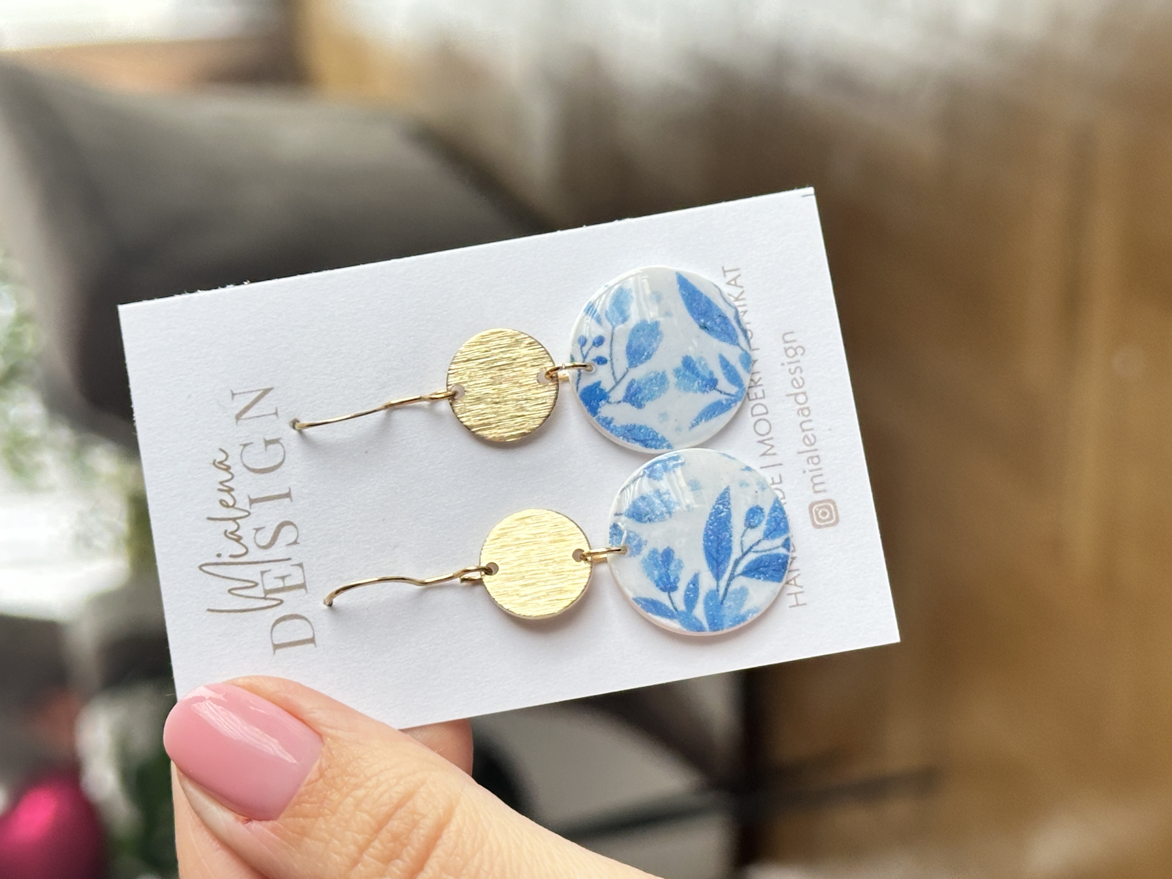 Blaue Ohrhänger mit Goldscheiben