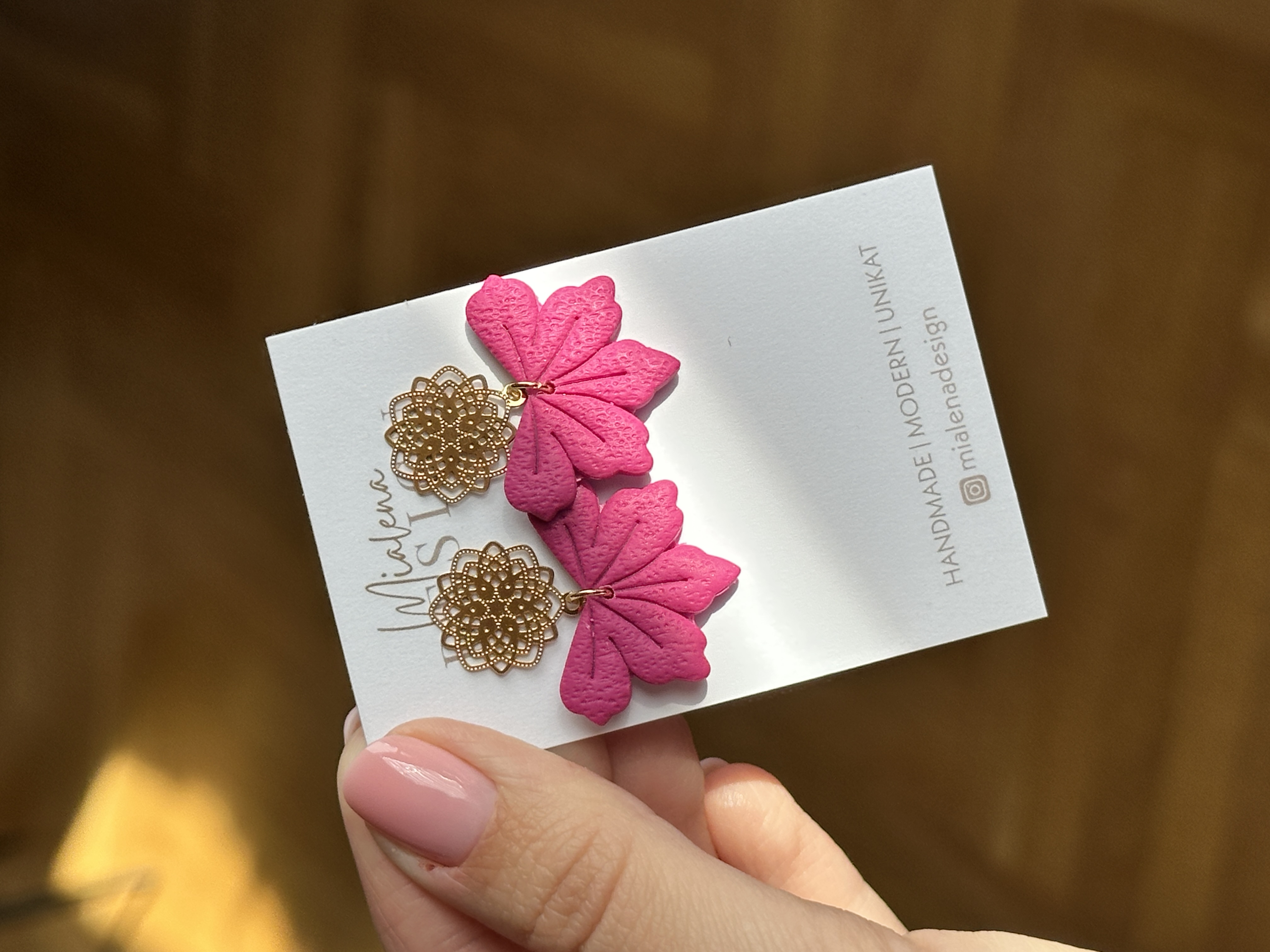 Handgemachte Ohrringe mit pinken Blättern