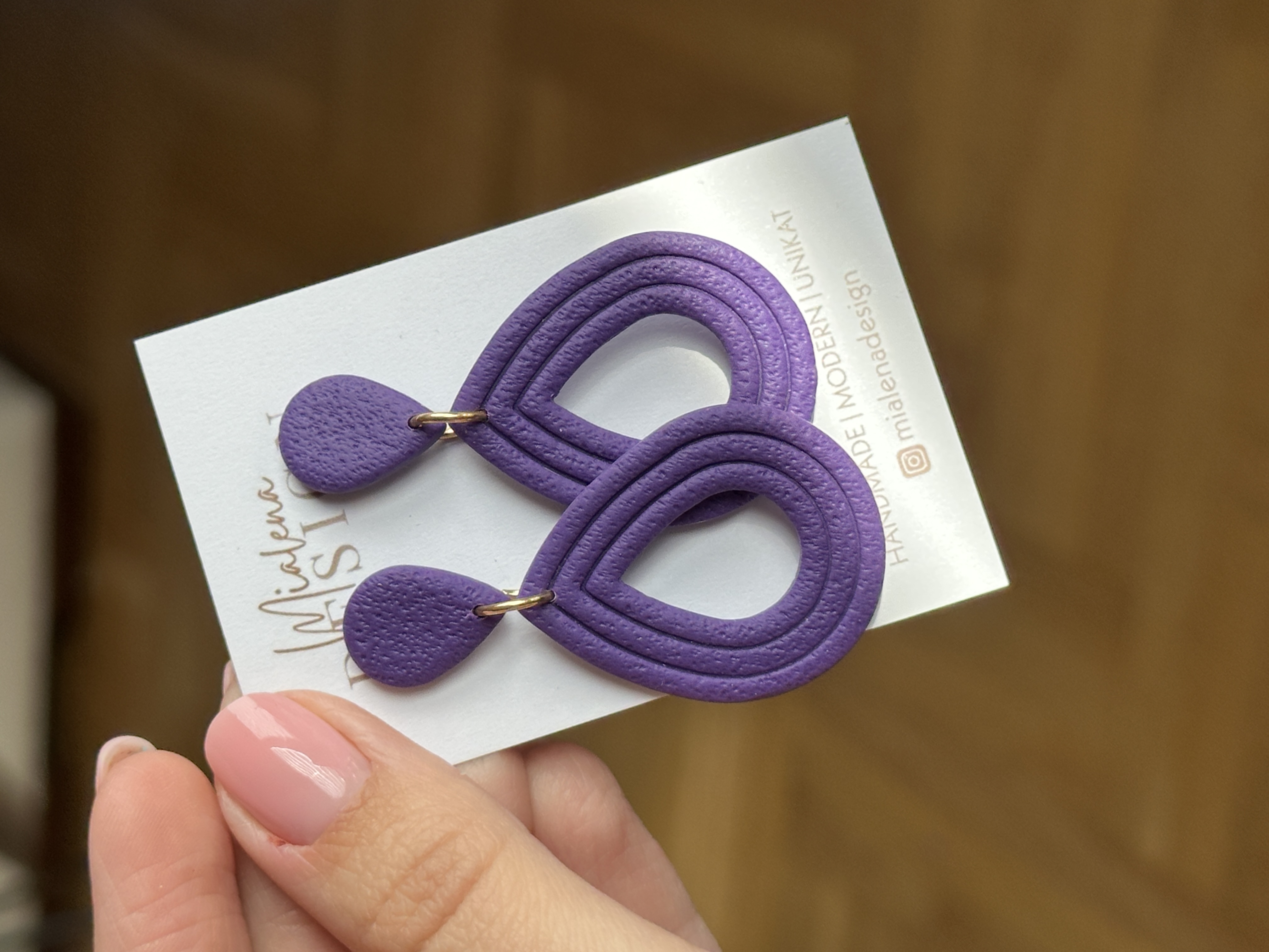 Lila Statement-Ohrringe