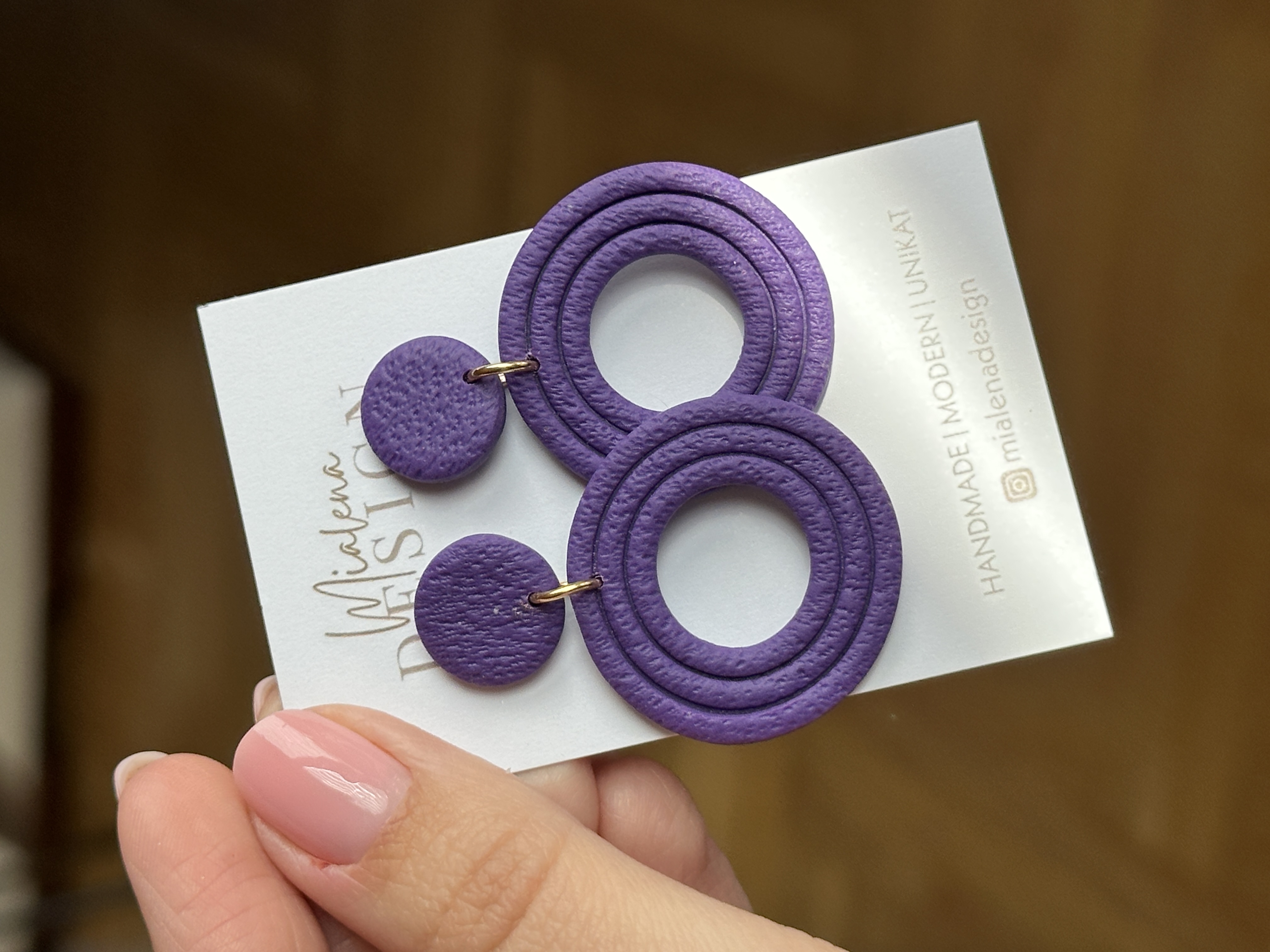 Handgemachte lila Statement-Ohrringe