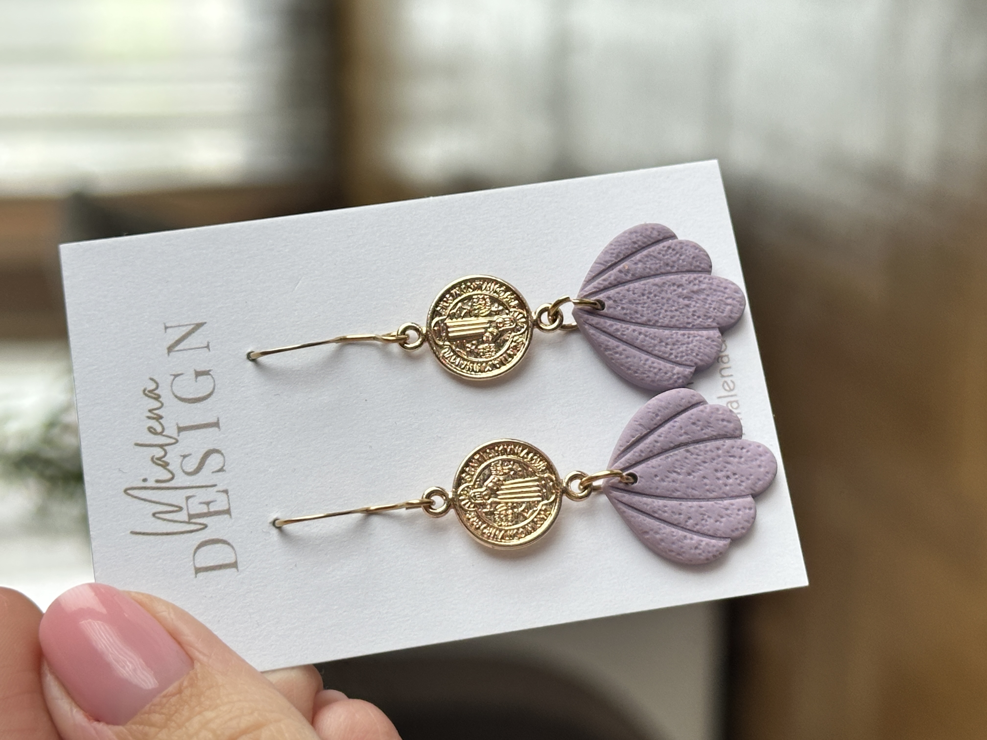 Goldene Ohrringe mit Lavendelhänger