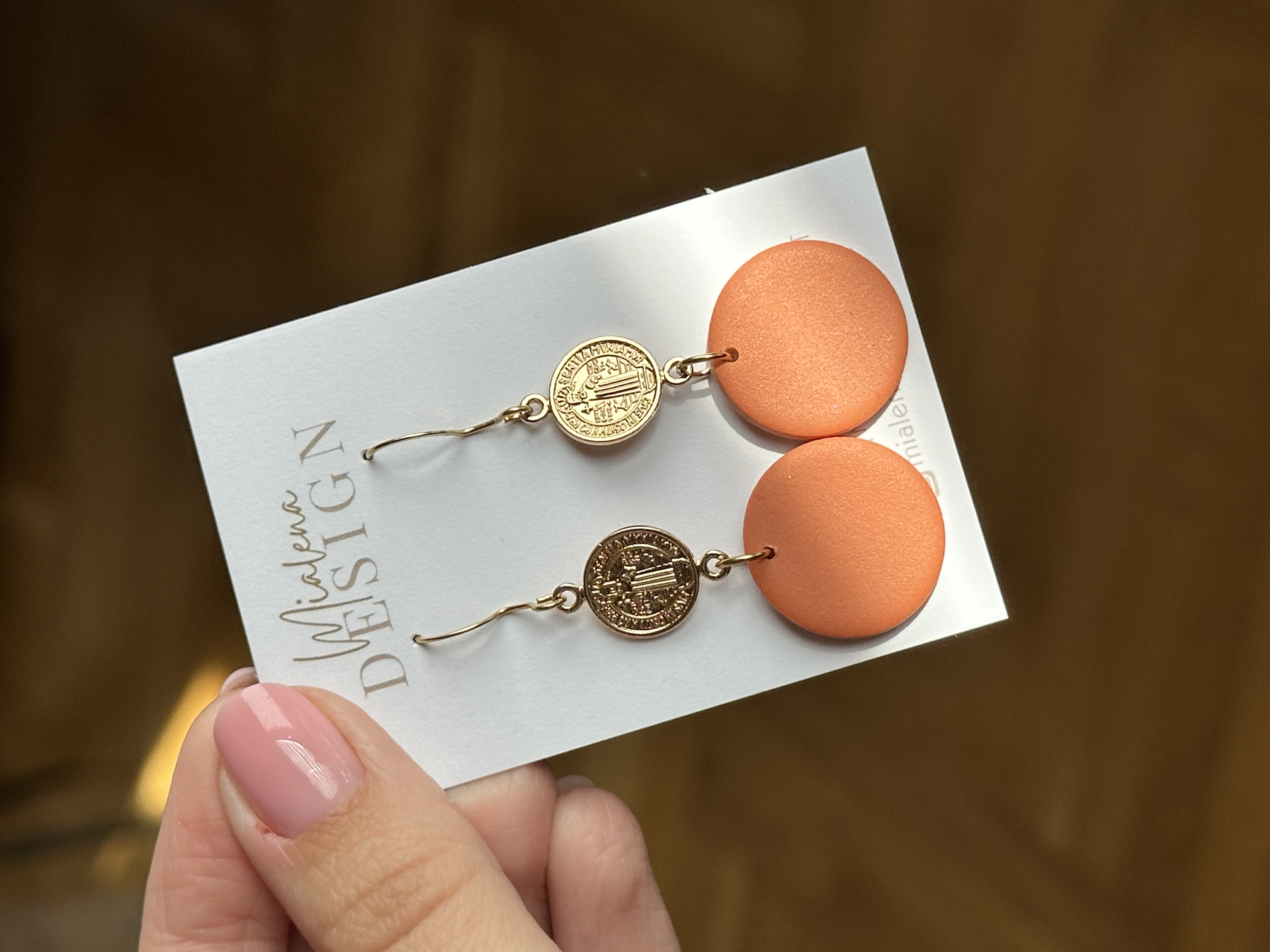 Runde Ohrringe mit Münzanhänger