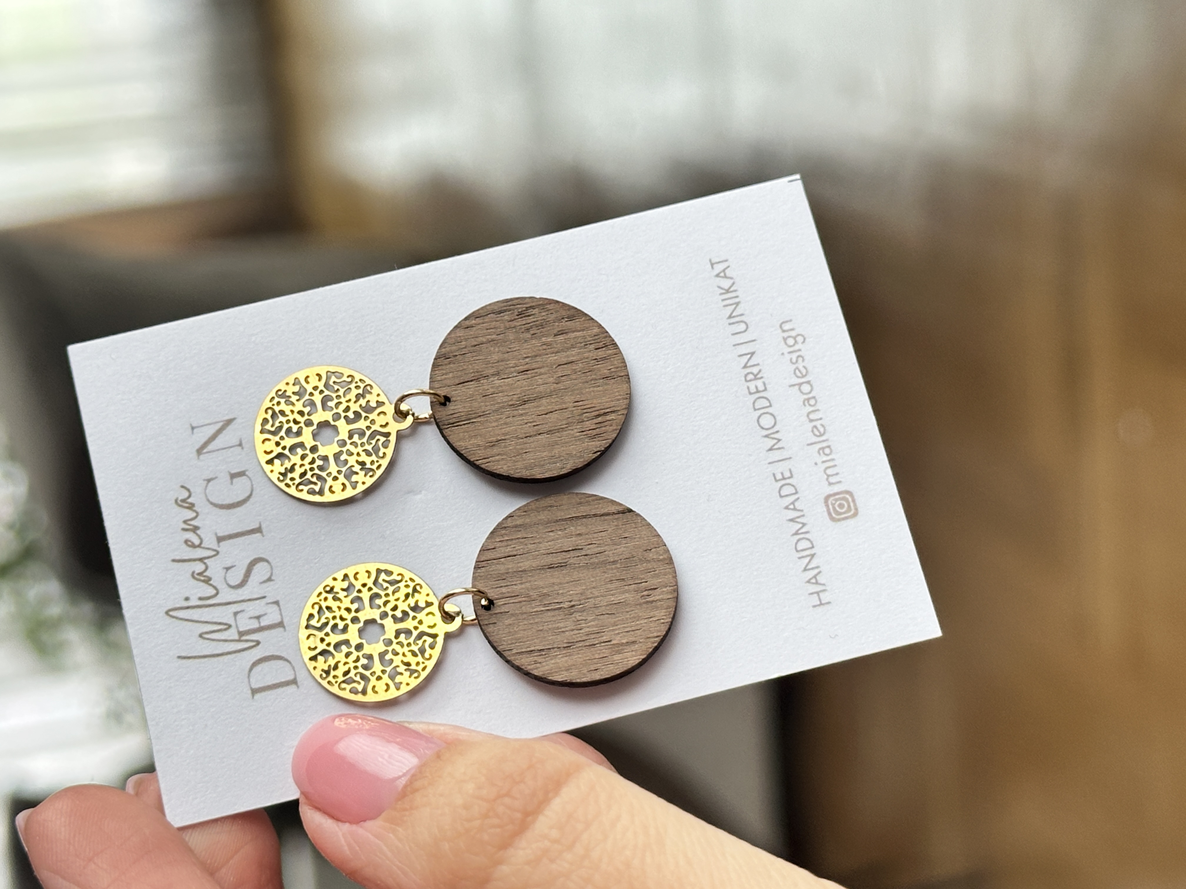 Holz-Ohrringe mit goldenen Anhängern
