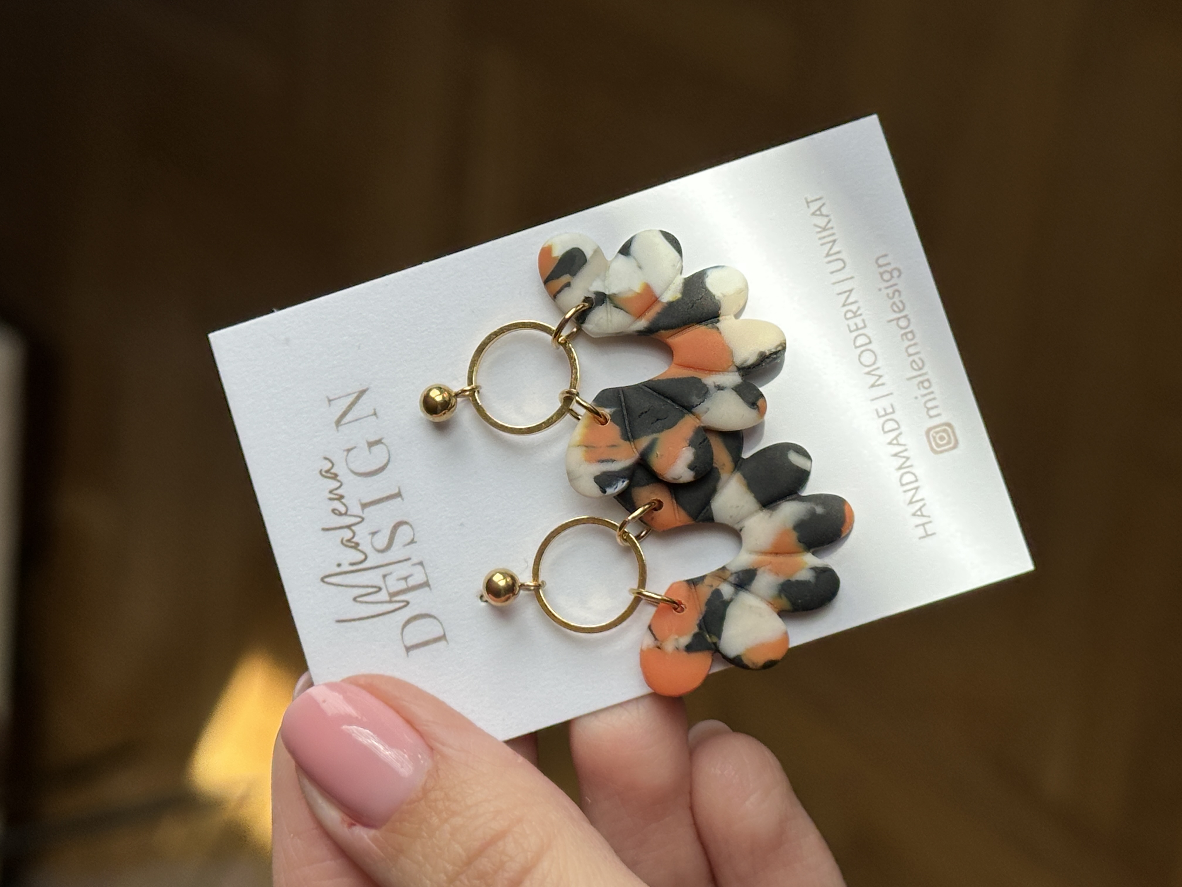 Handgefertigte Ohrringe mit Marmor-Muster