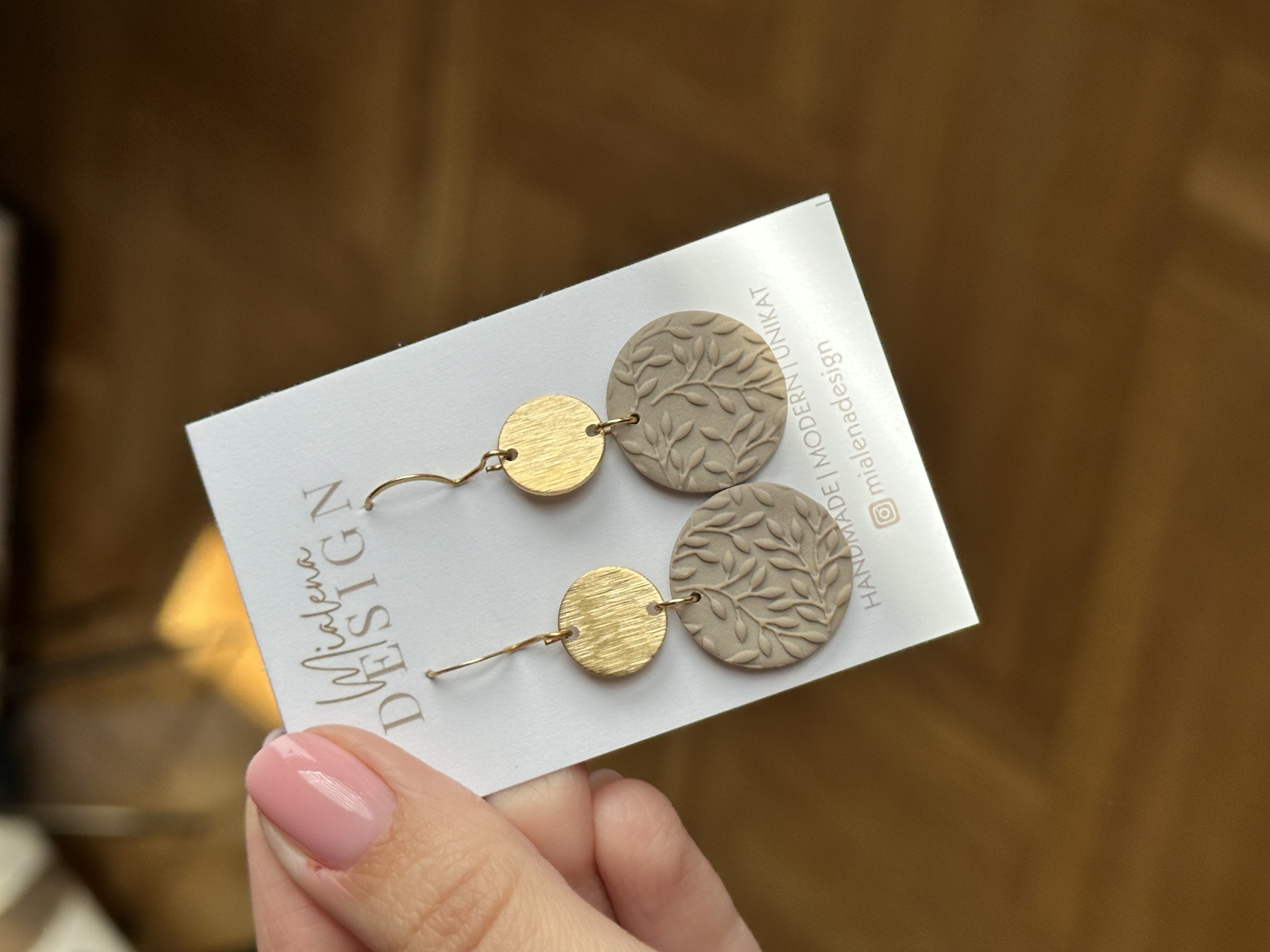 Zweifarbige Ohrringe mit Blätter-Prägung