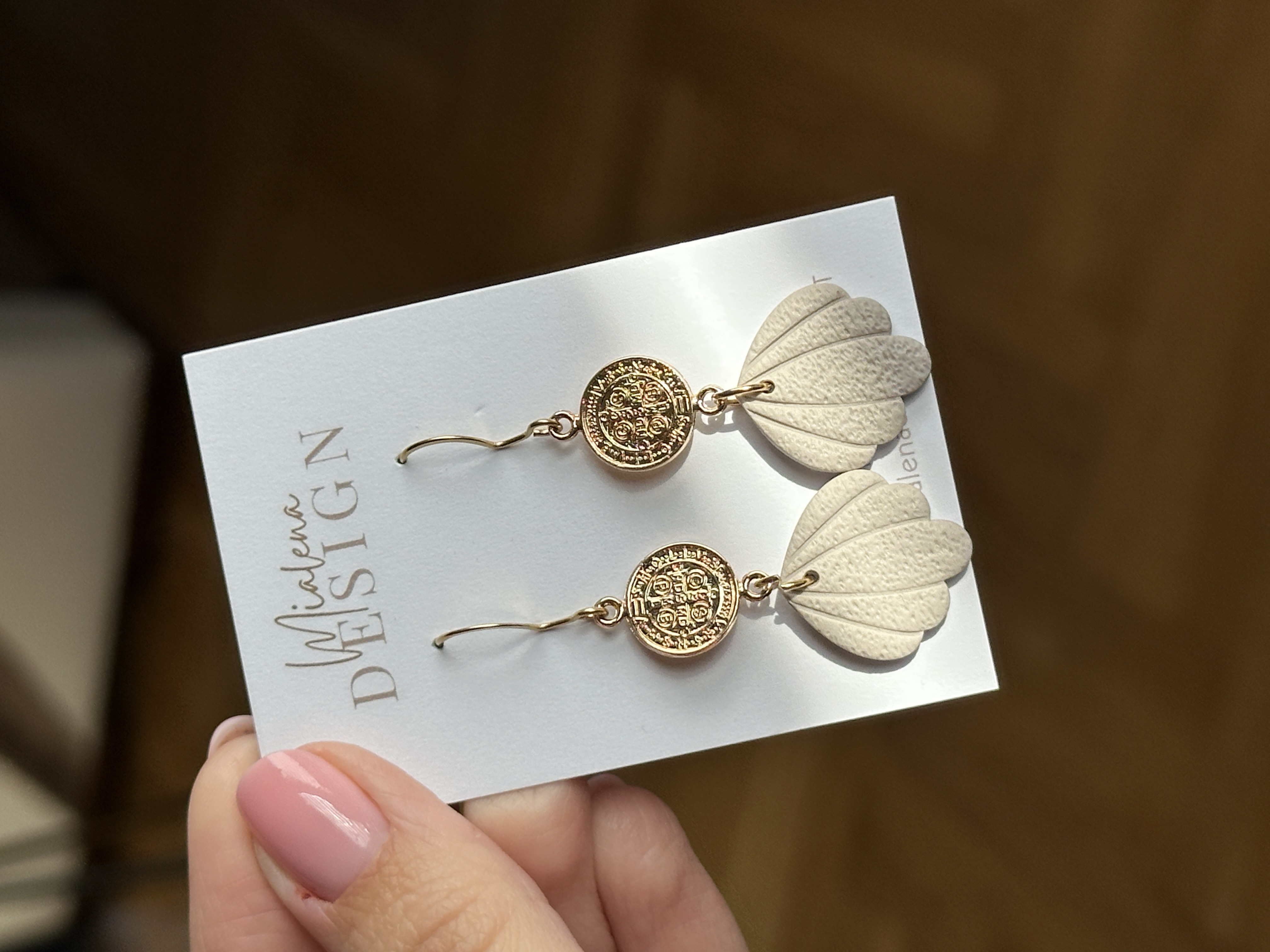 Goldene Statement-Ohrringe mit weißen Blättern