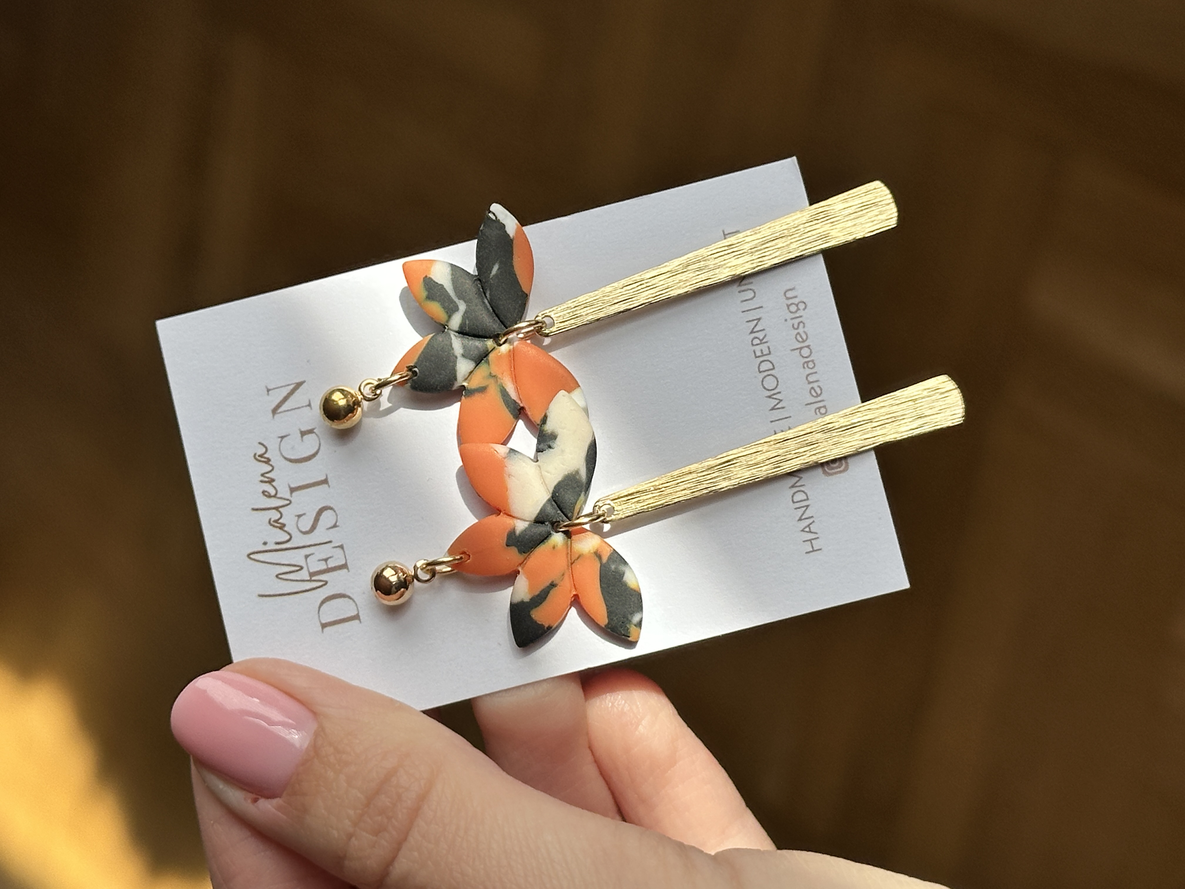 Blumenohrringe mit Goldakzenten