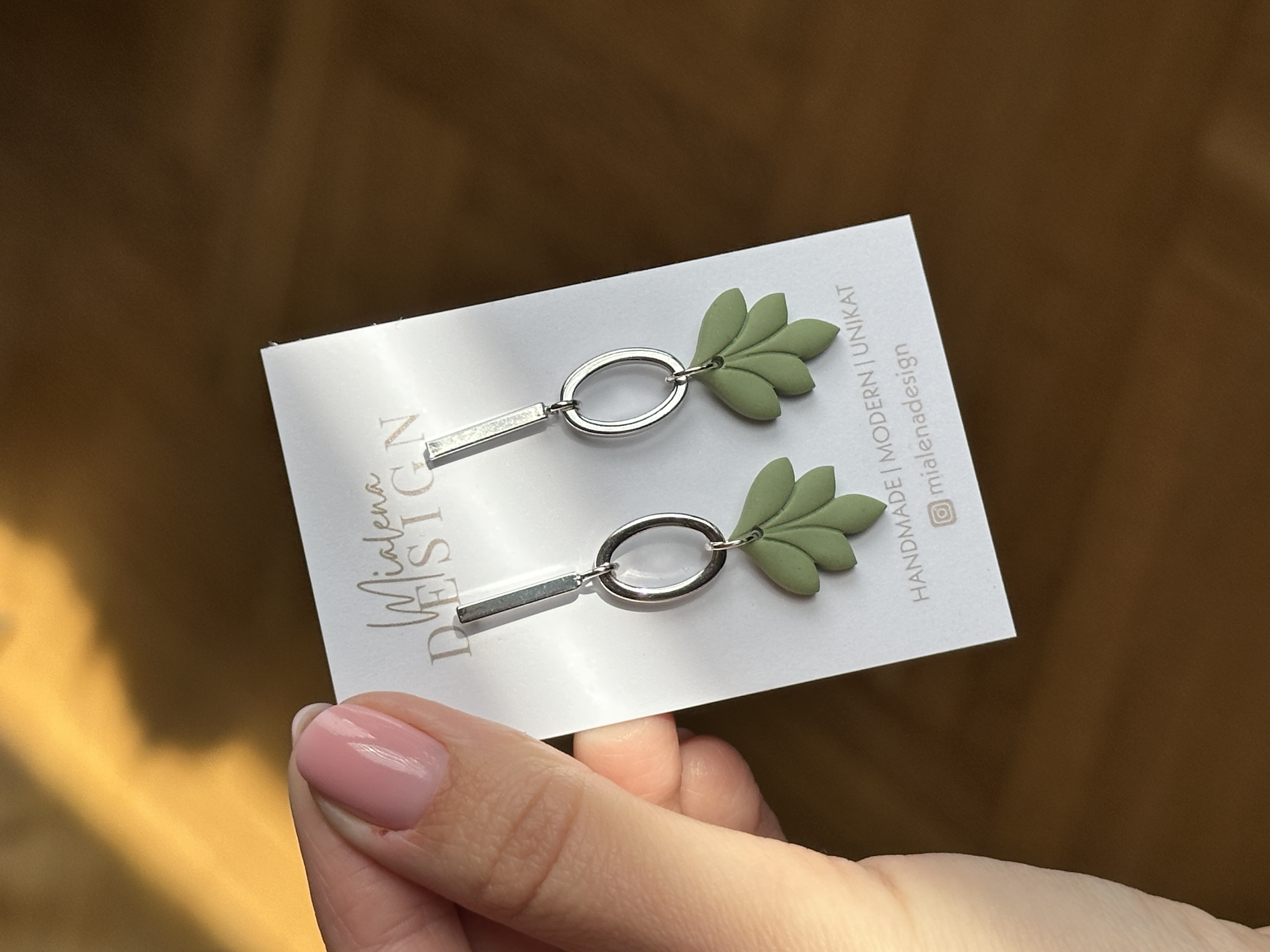 Ohrhänger mit grünen Blättern