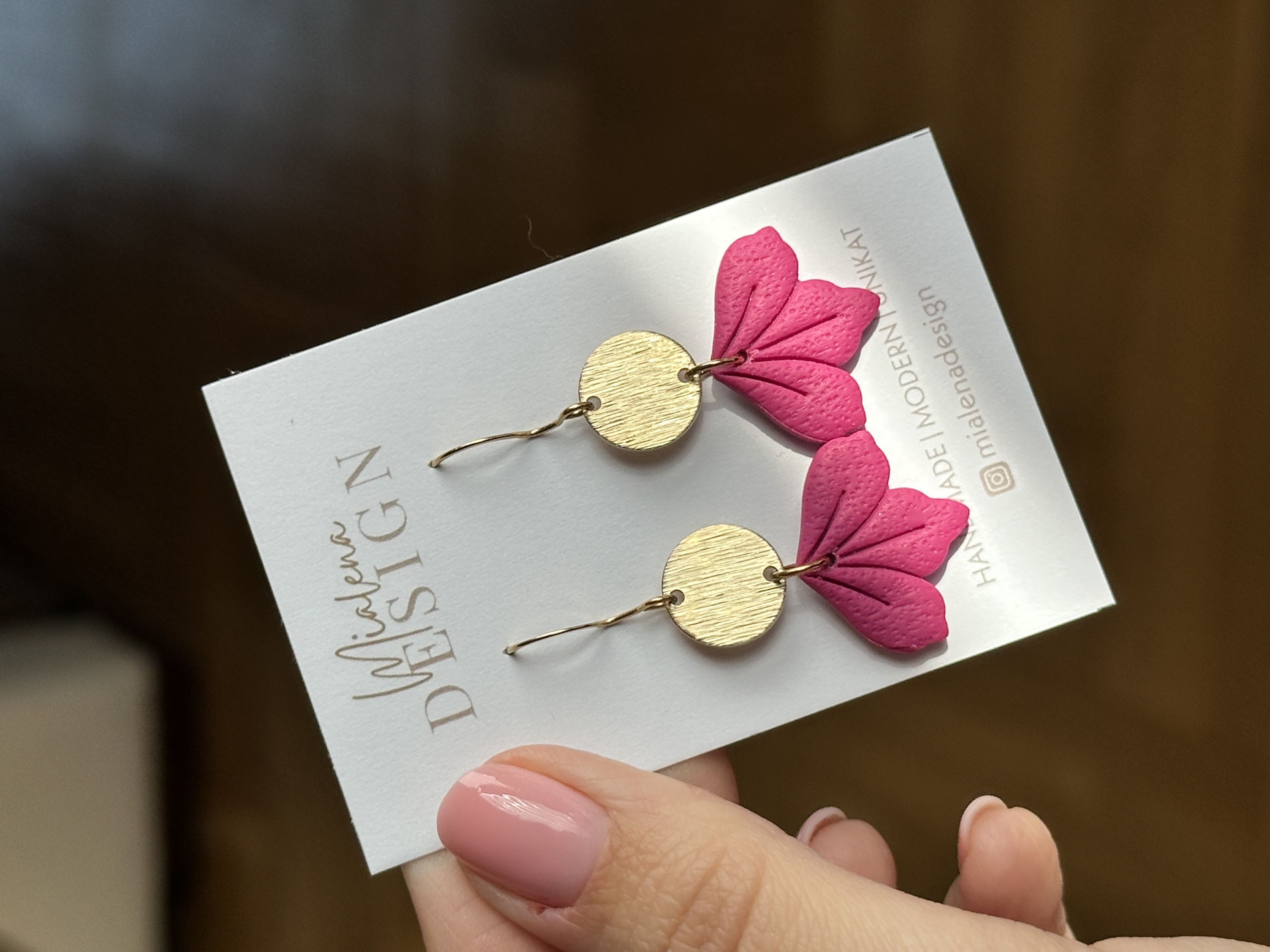 Ohrringe mit goldenen Scheiben und rosa Blättern