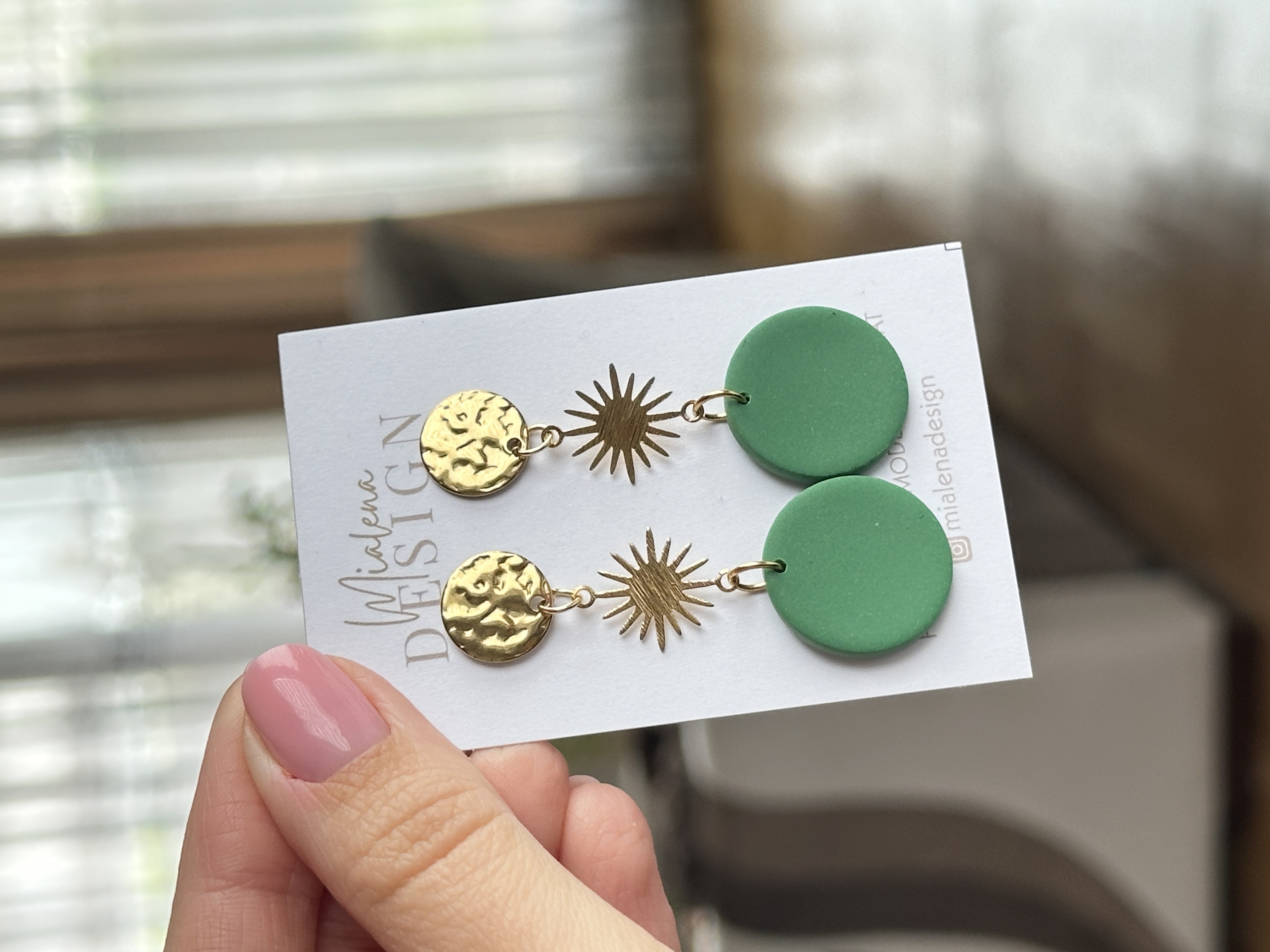 Ohrringe mit grünem Kreis und Gold-Elementen