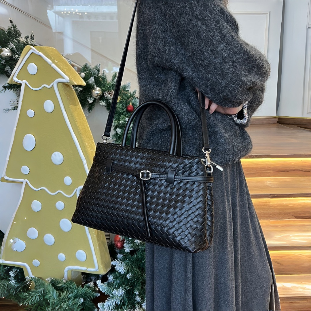 Elegant Woven Handbag with Zipper Opening