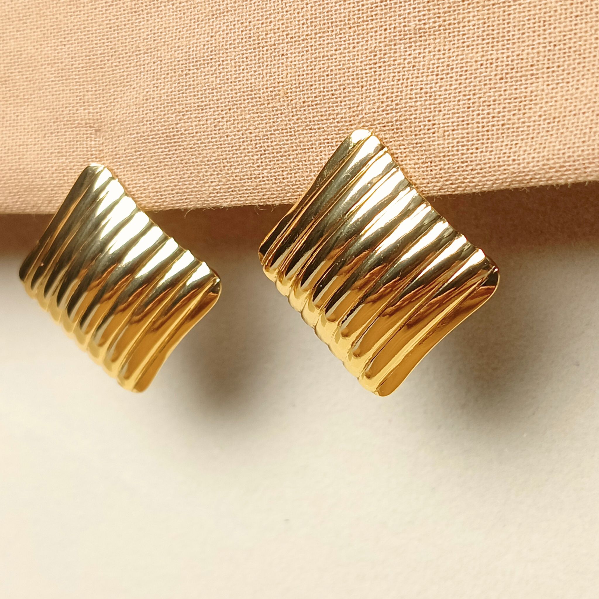 Textured Audacity Diamond-Shaped Vintage Earrings 