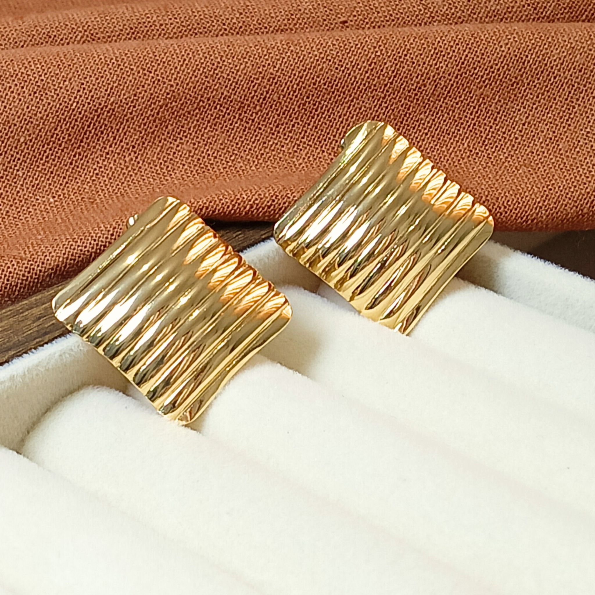 Textured Audacity Diamond-Shaped Vintage Earrings 