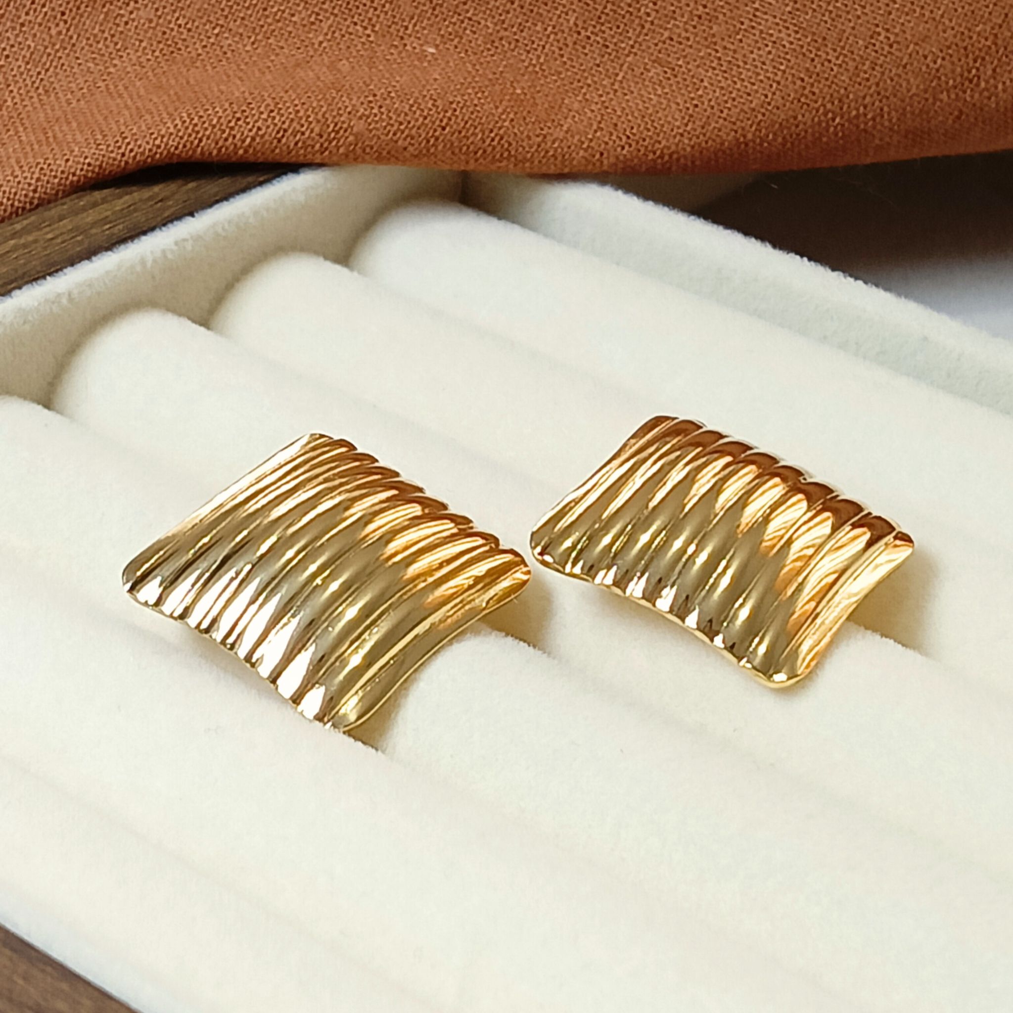 Textured Audacity Diamond-Shaped Vintage Earrings 