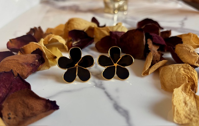 Boucles d’oreilles fleur noire