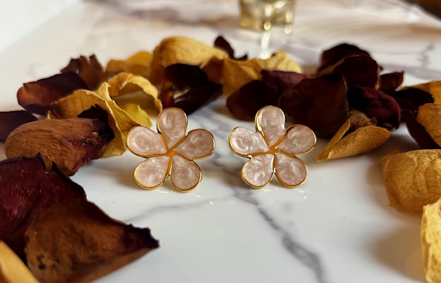 Boucles d'oreilles fleur nacrée