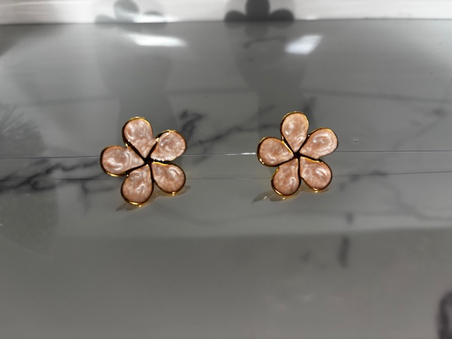 Boucles d'oreilles fleur nacrée