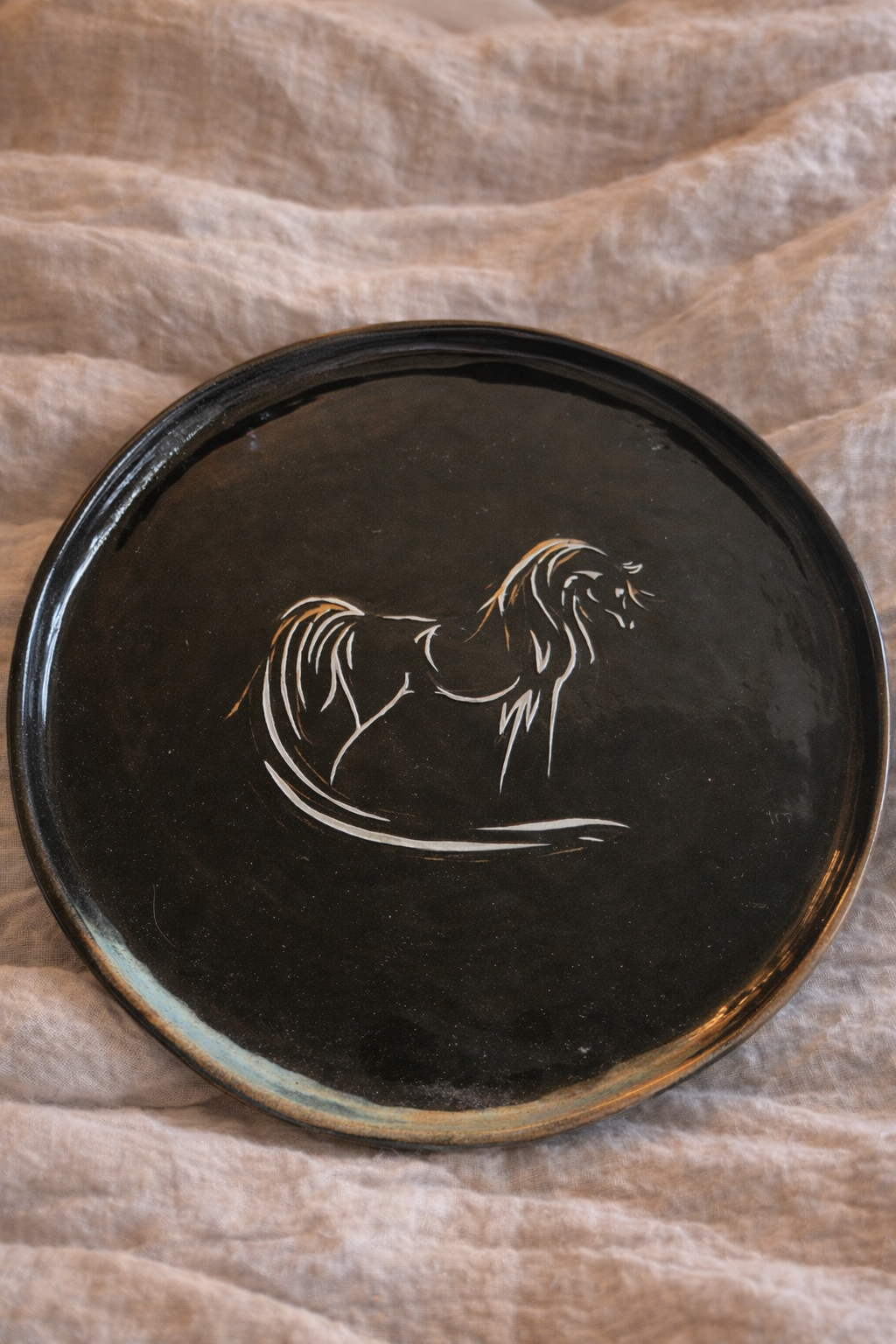 Assiette décorative en céramique noire