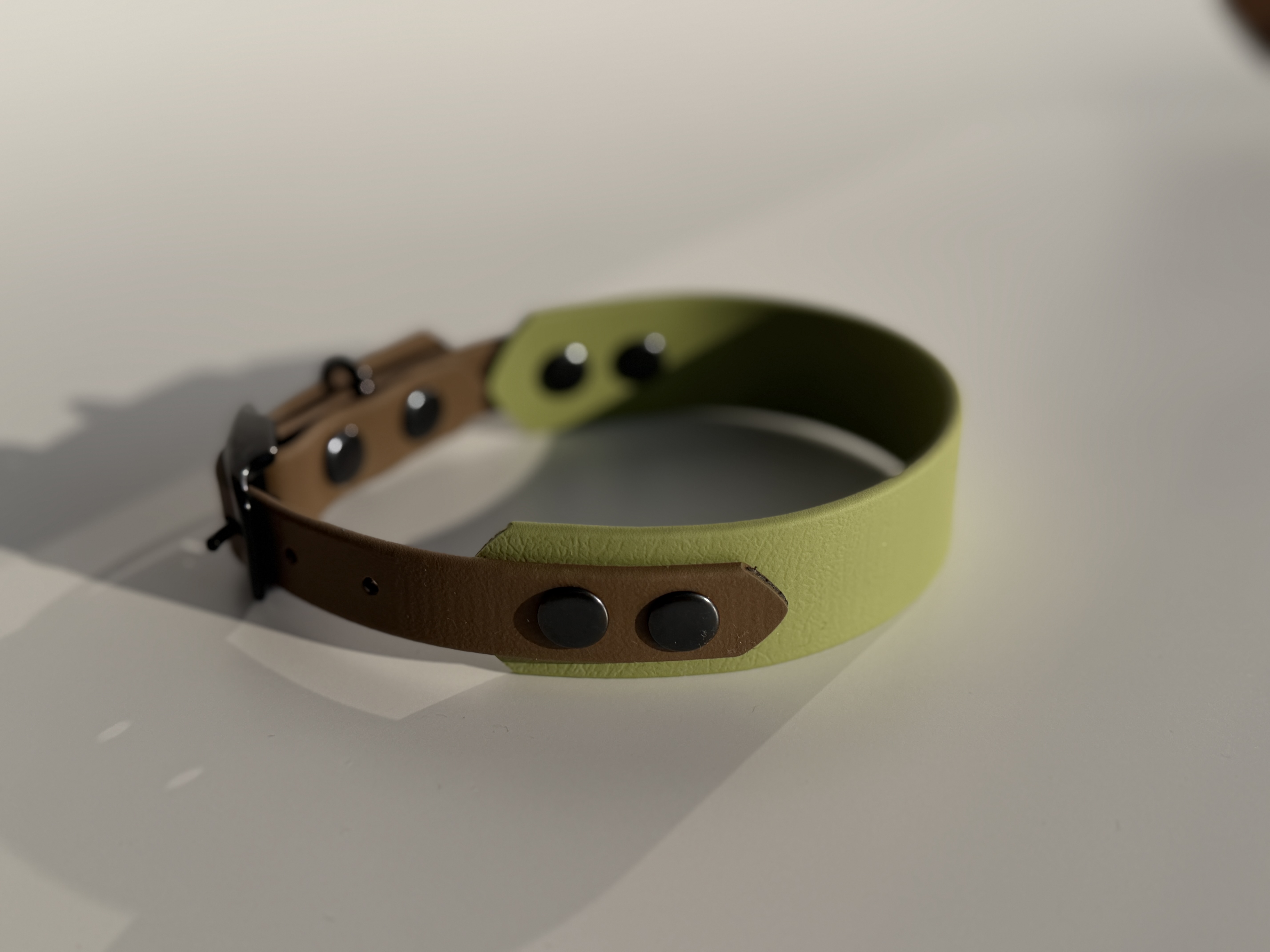 Platus antkaklis su sumažinta sagtimi (25/16mm)