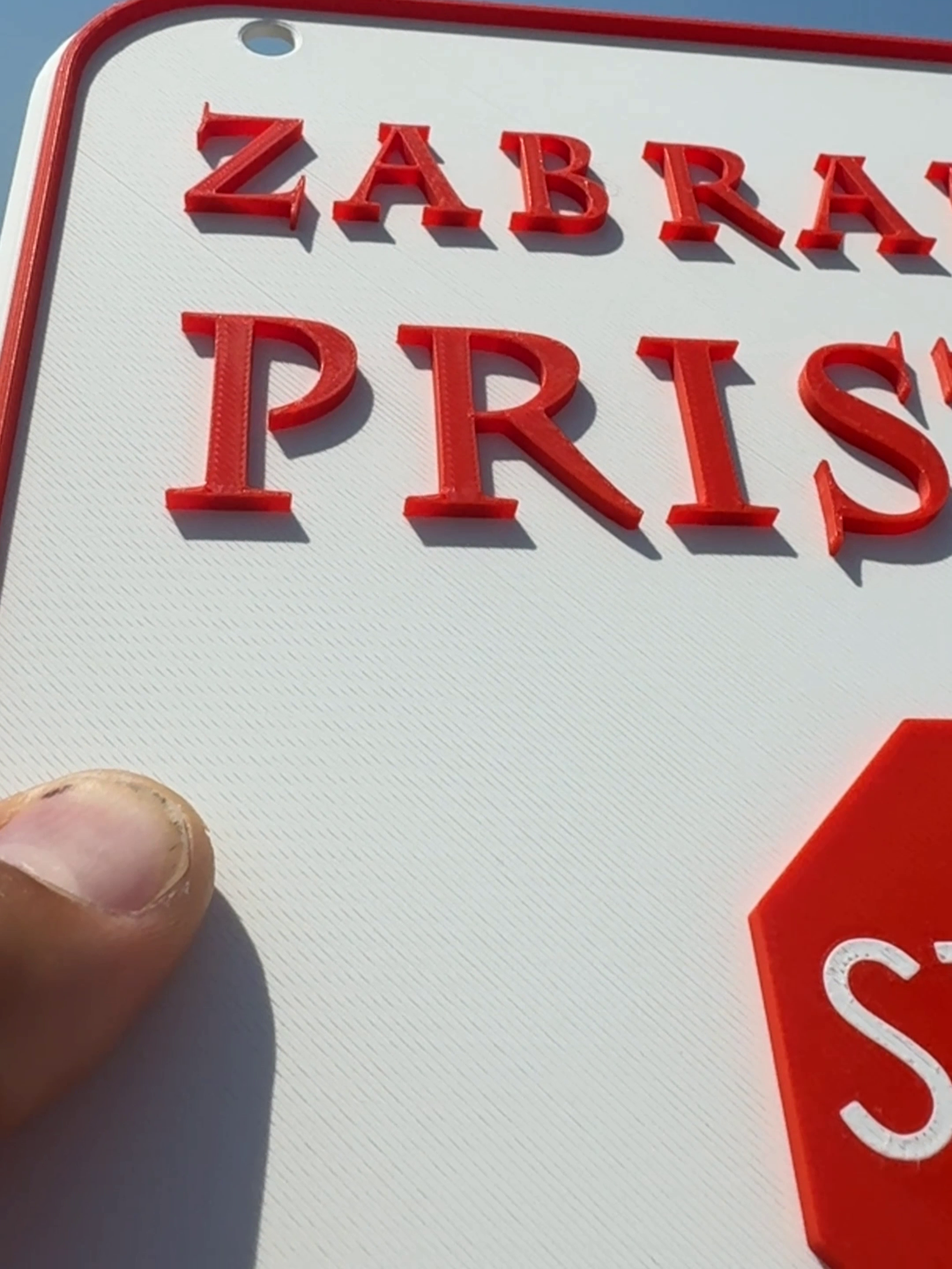 Tabla sa natpisom Zabranjen pristup 🎫 