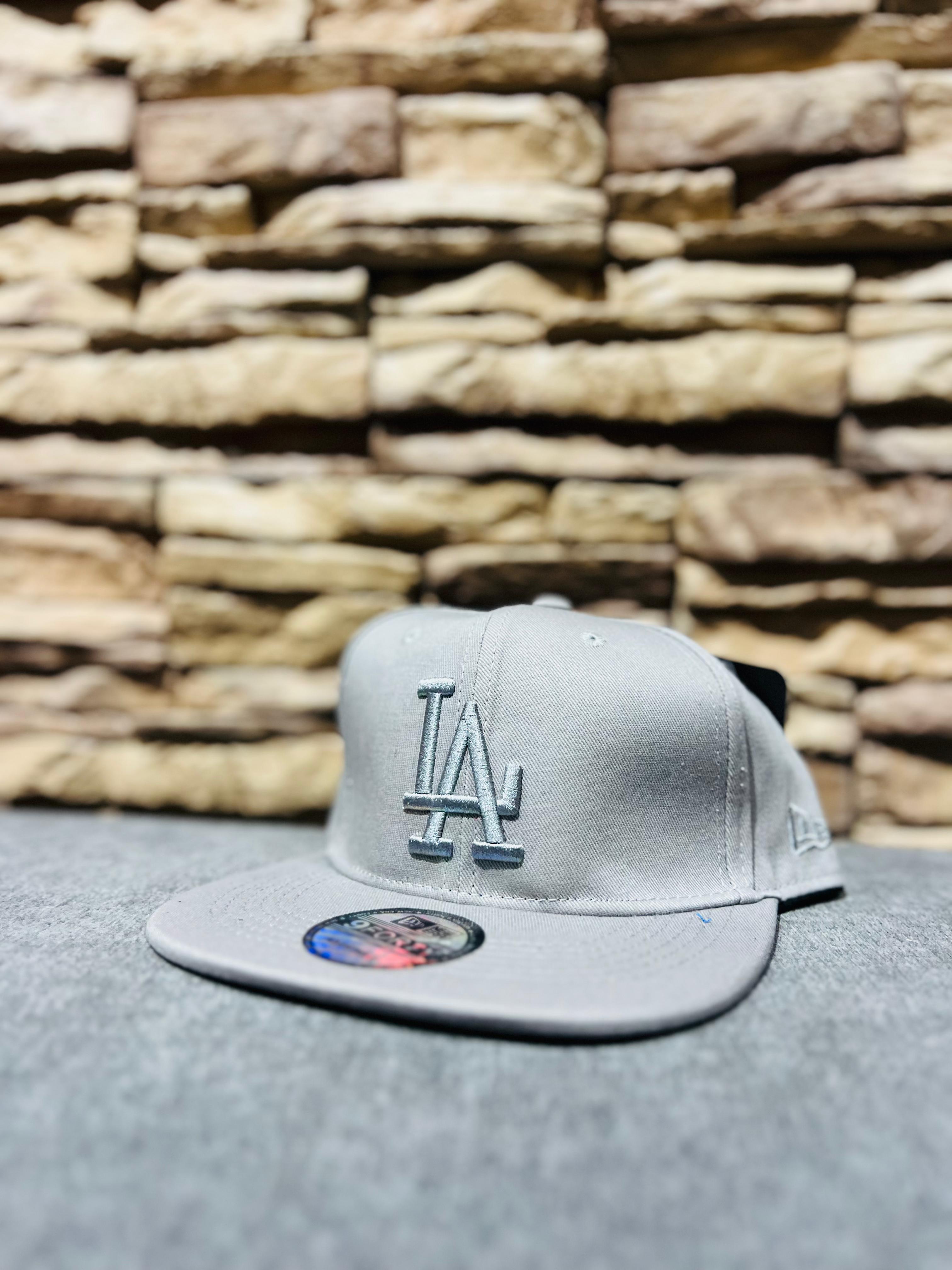 New Era 9FIFTY LA Dodgers Gris Monocromática – Snapback Ajustable