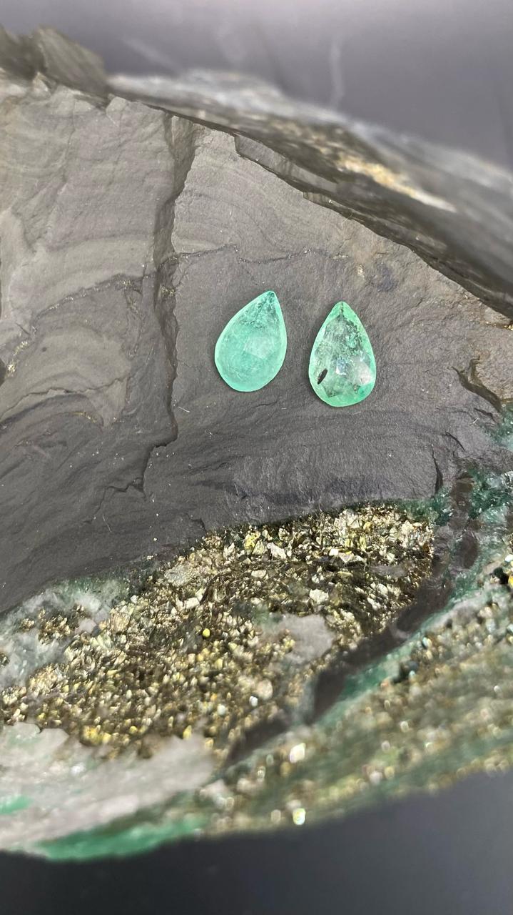 Pareja de esmeraldas en forma de lágrima