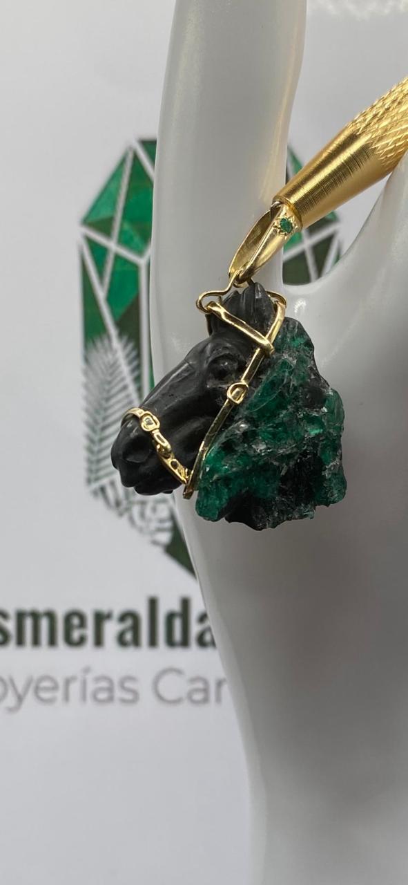 Dije Cabeza de Caballo en Esmeralda y Oro de 18.6K