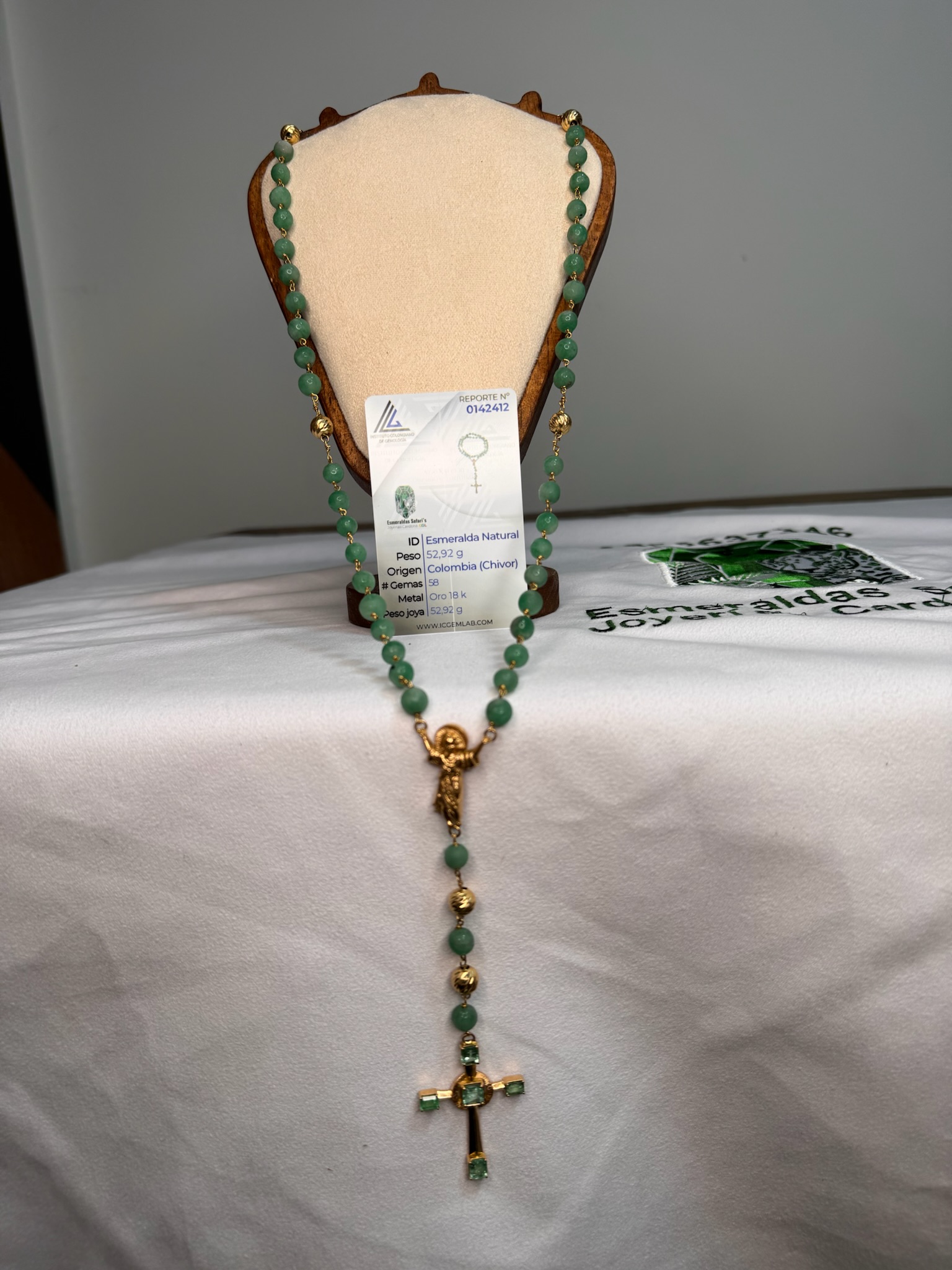 Camandula de Esmeraldas Naturales con niño jesus en oro de 18.6K