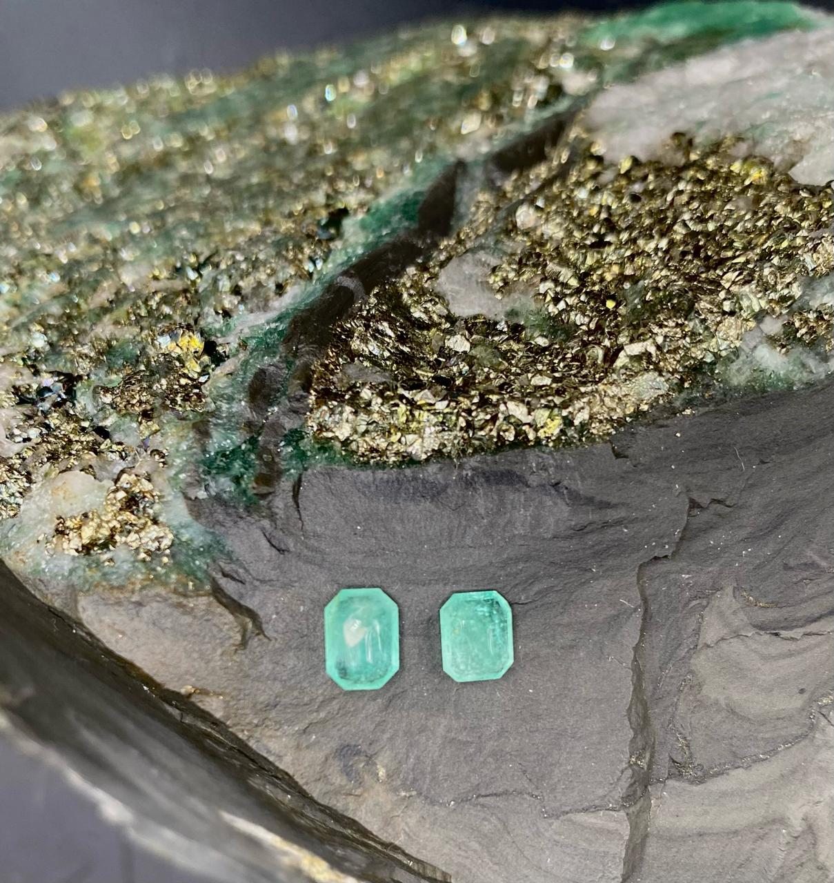 Pareja de Esmeraldas pulidas