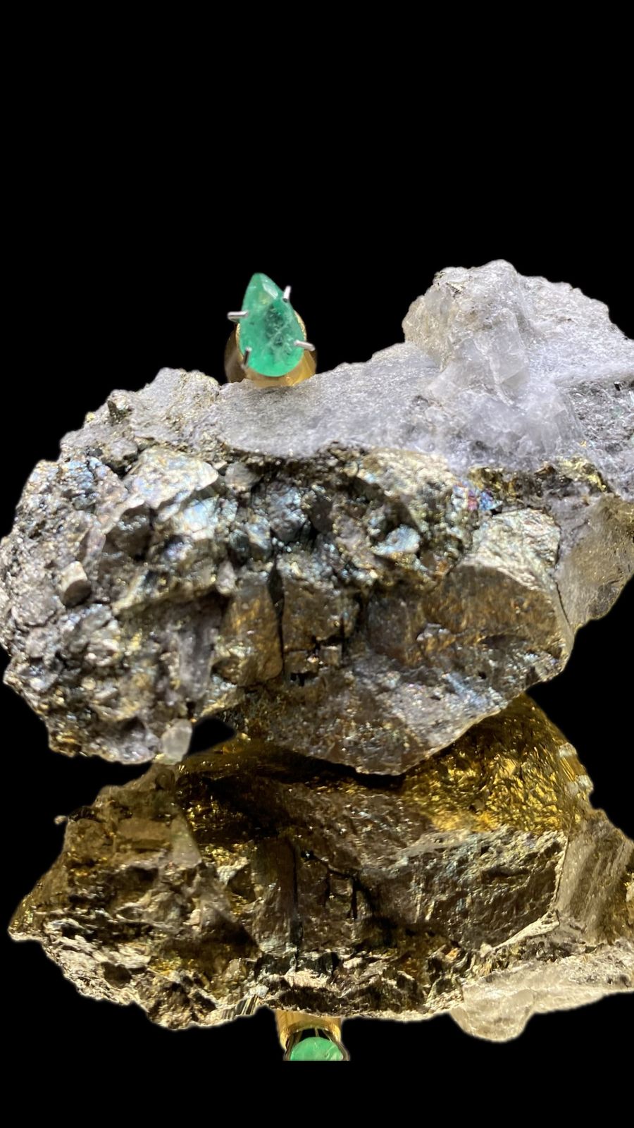 Mineral de esmeralda en roca